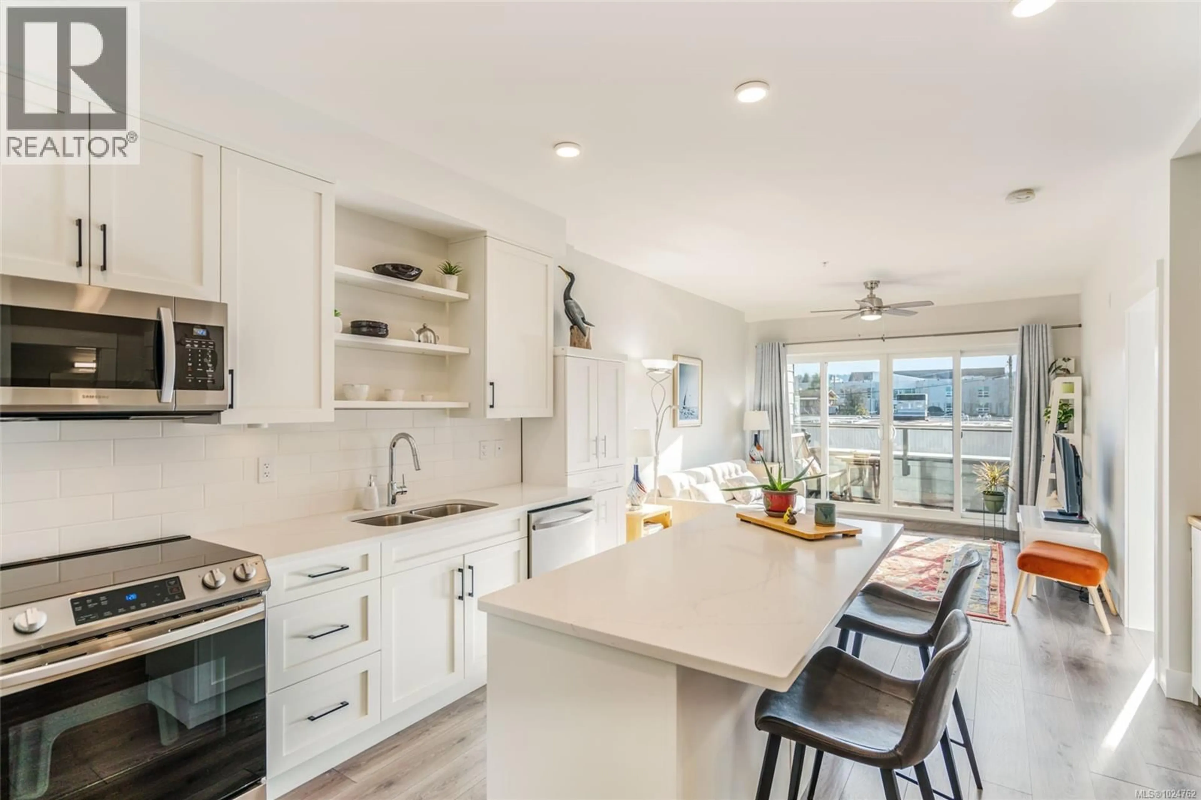 Open concept kitchen, ceramic/tile floor for 203 - 113 HIRST AVENUE EAST, Parksville British Columbia V9P2G3