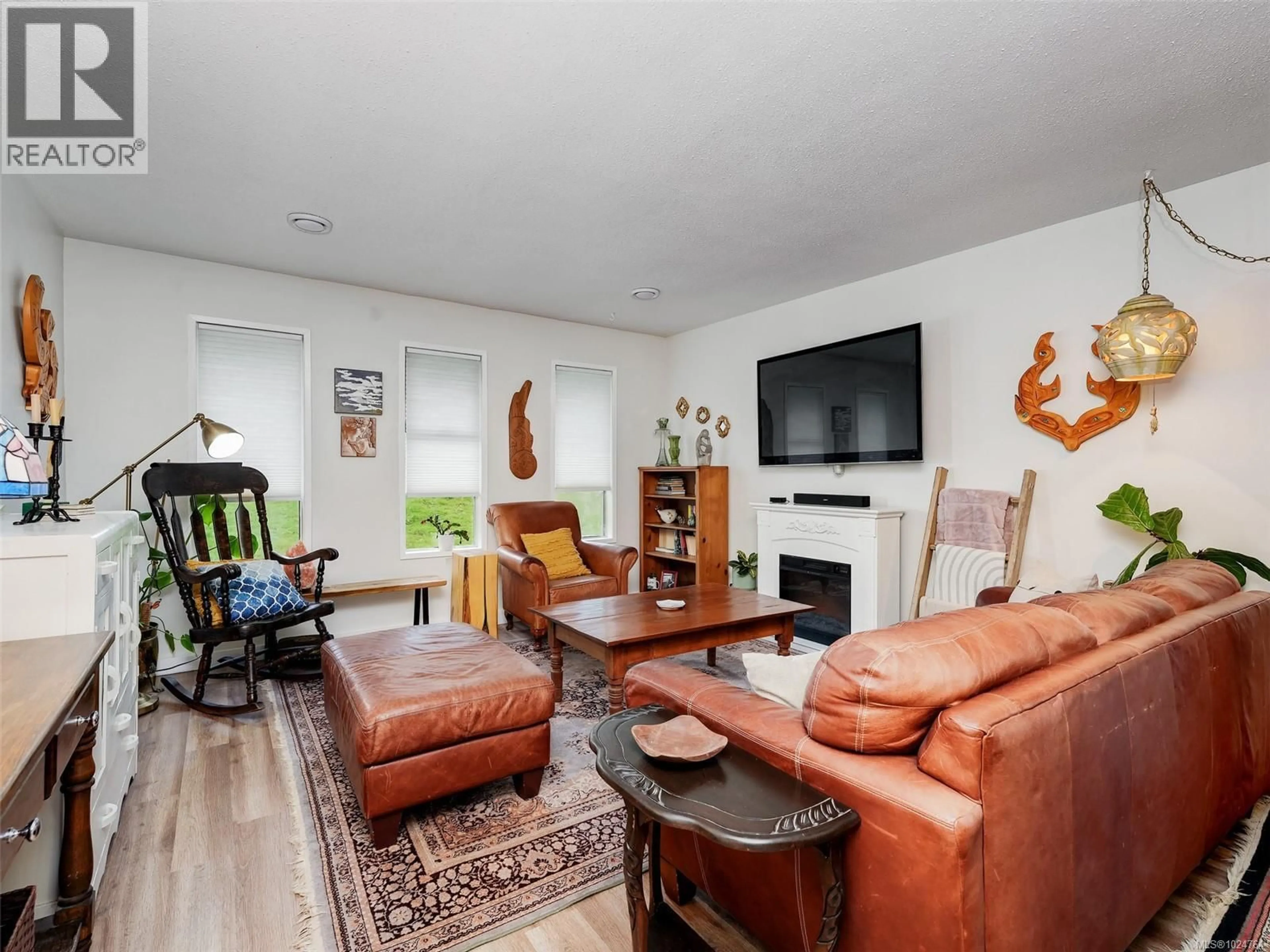 Living room with furniture, wood/laminate floor for 867 MCKENZIE AVENUE, Saanich British Columbia V8X3G4