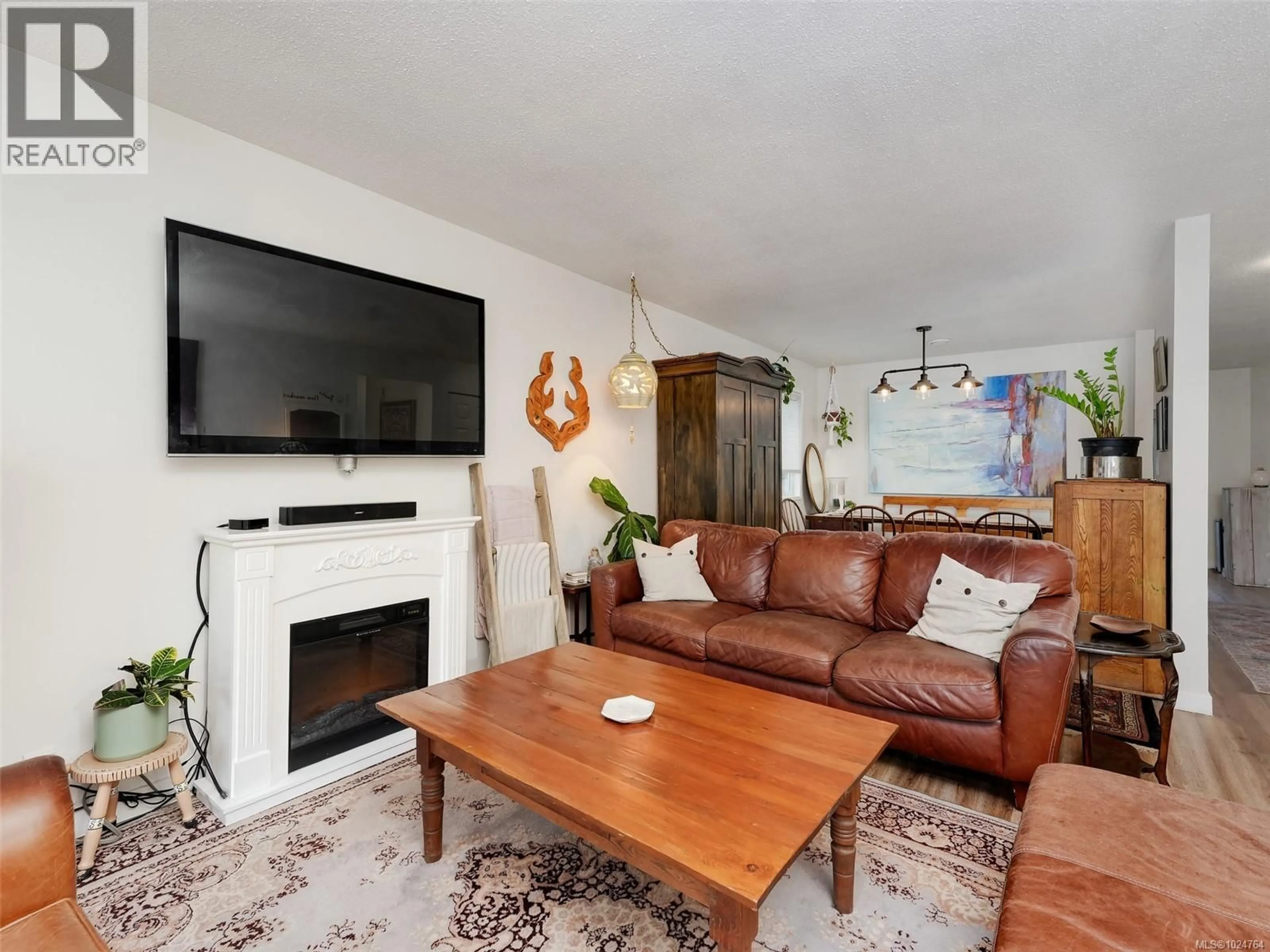 Living room with furniture, wood/laminate floor for 867 MCKENZIE AVENUE, Saanich British Columbia V8X3G4