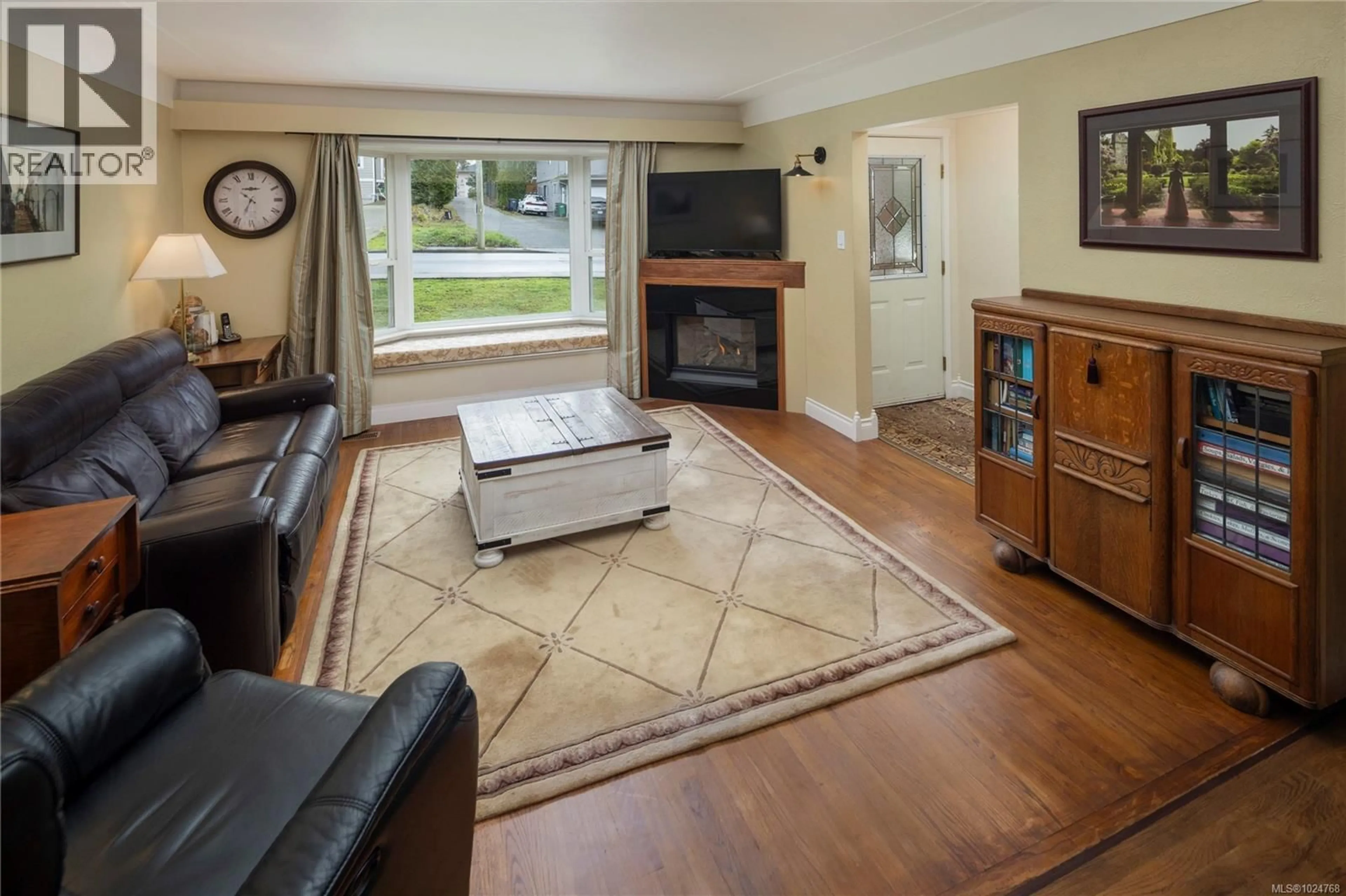 Living room with furniture, unknown for 4420 TYNDALL AVENUE, Saanich British Columbia V8N3S1