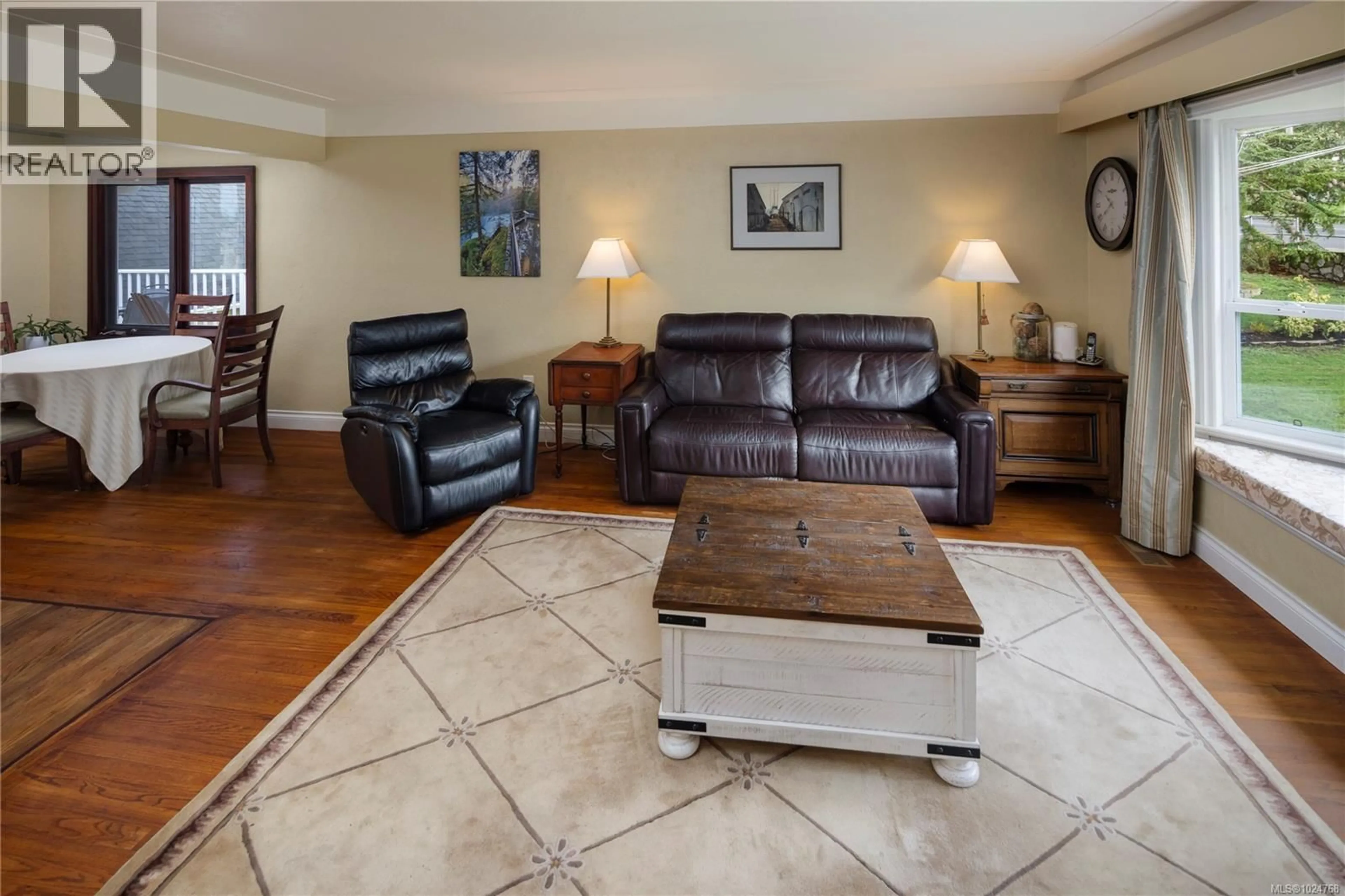 Living room with furniture, unknown for 4420 TYNDALL AVENUE, Saanich British Columbia V8N3S1