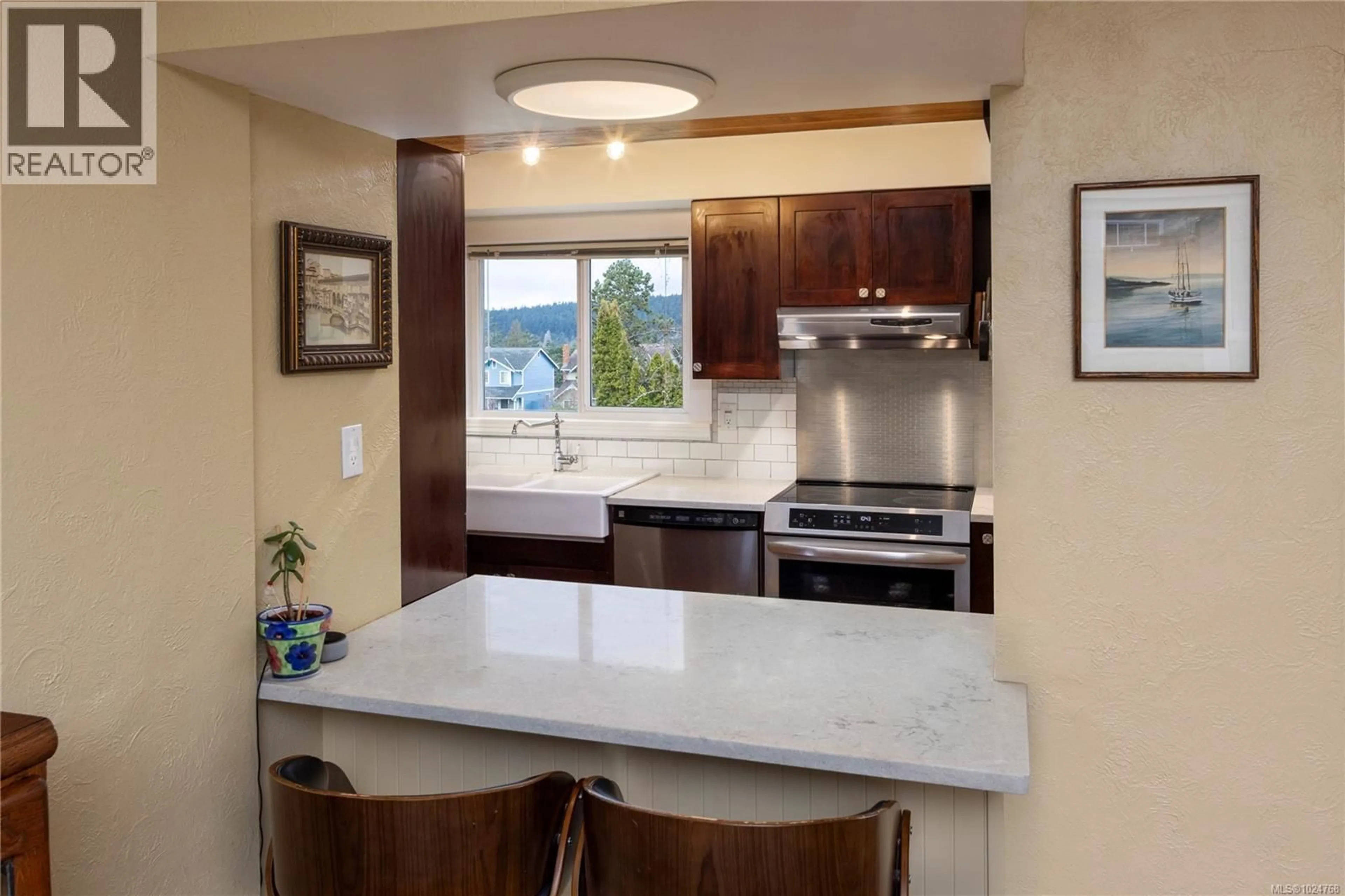 Open concept kitchen, ceramic/tile floor for 4420 TYNDALL AVENUE, Saanich British Columbia V8N3S1