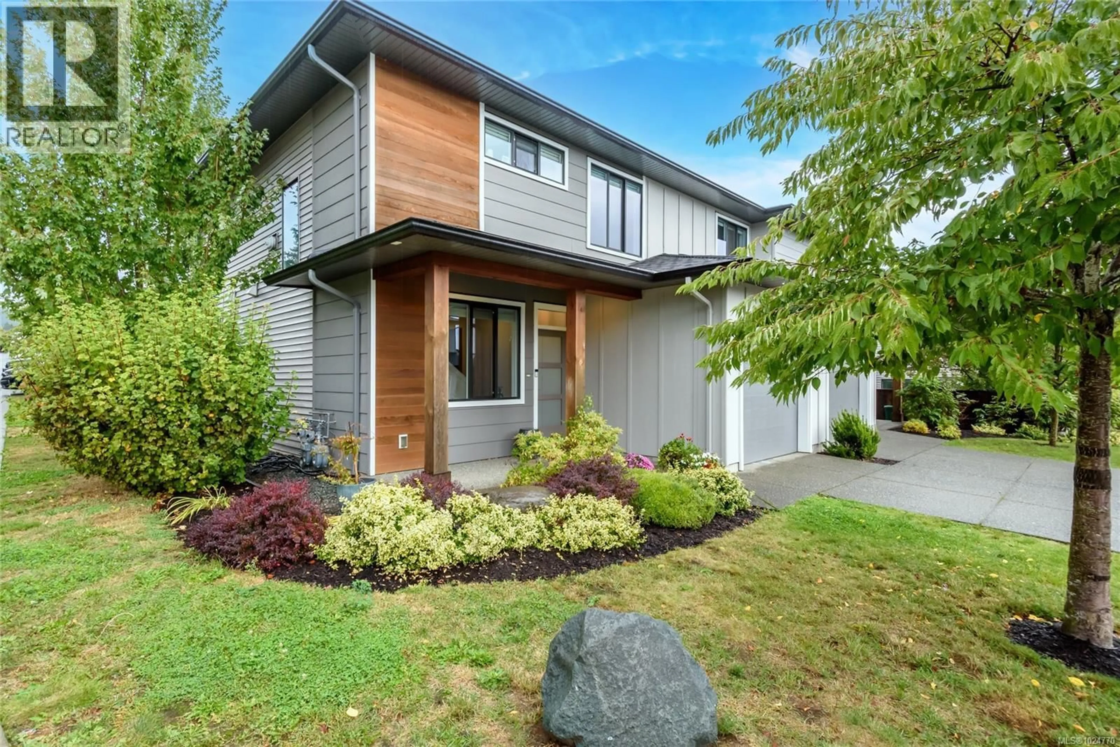 Home with vinyl exterior material, street for 12 - 2607 KENDAL AVENUE, Cumberland British Columbia V0R1S0