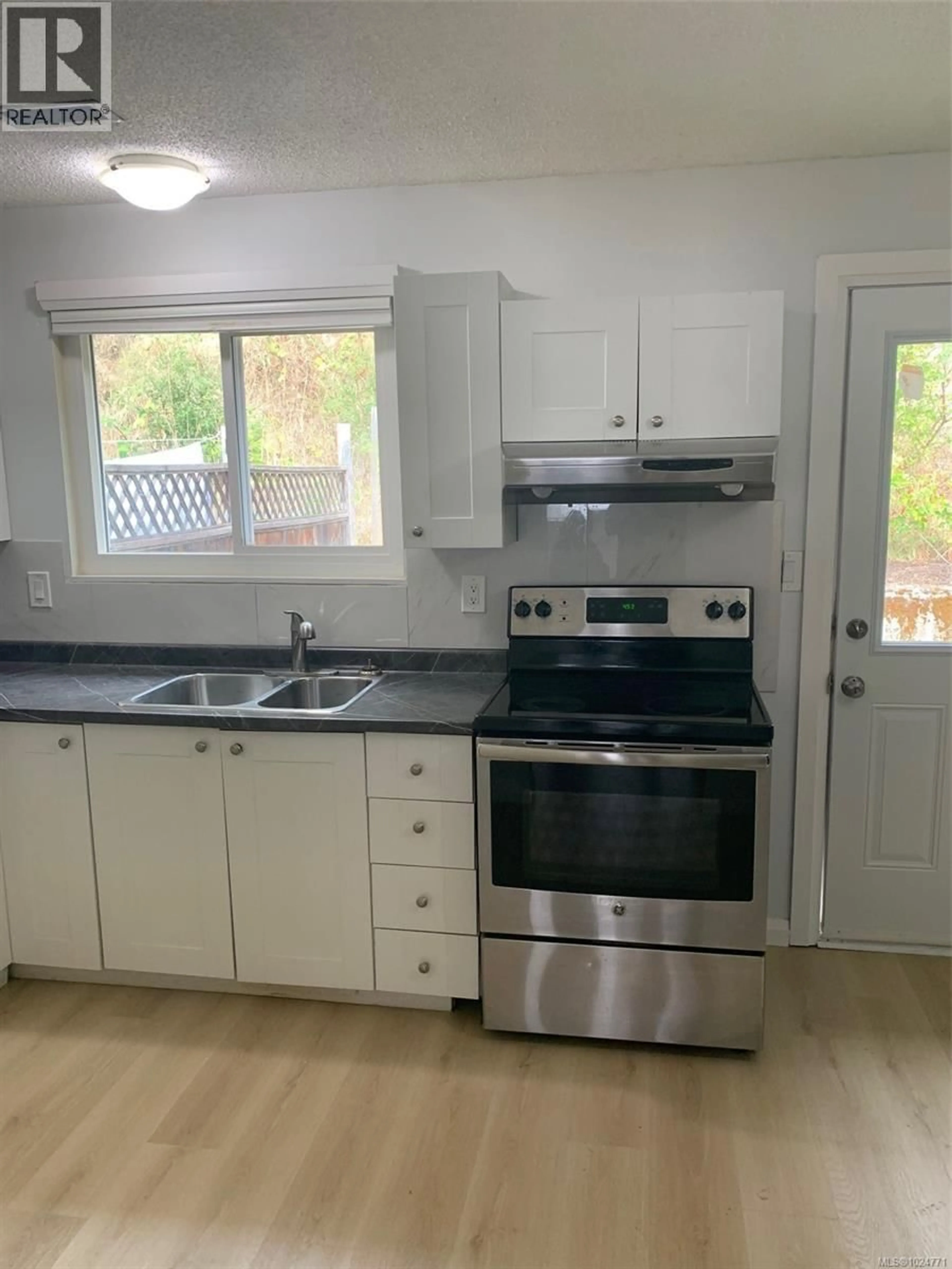 Standard kitchen, unknown for 388 PINE STREET, Nanaimo British Columbia V9R2B9