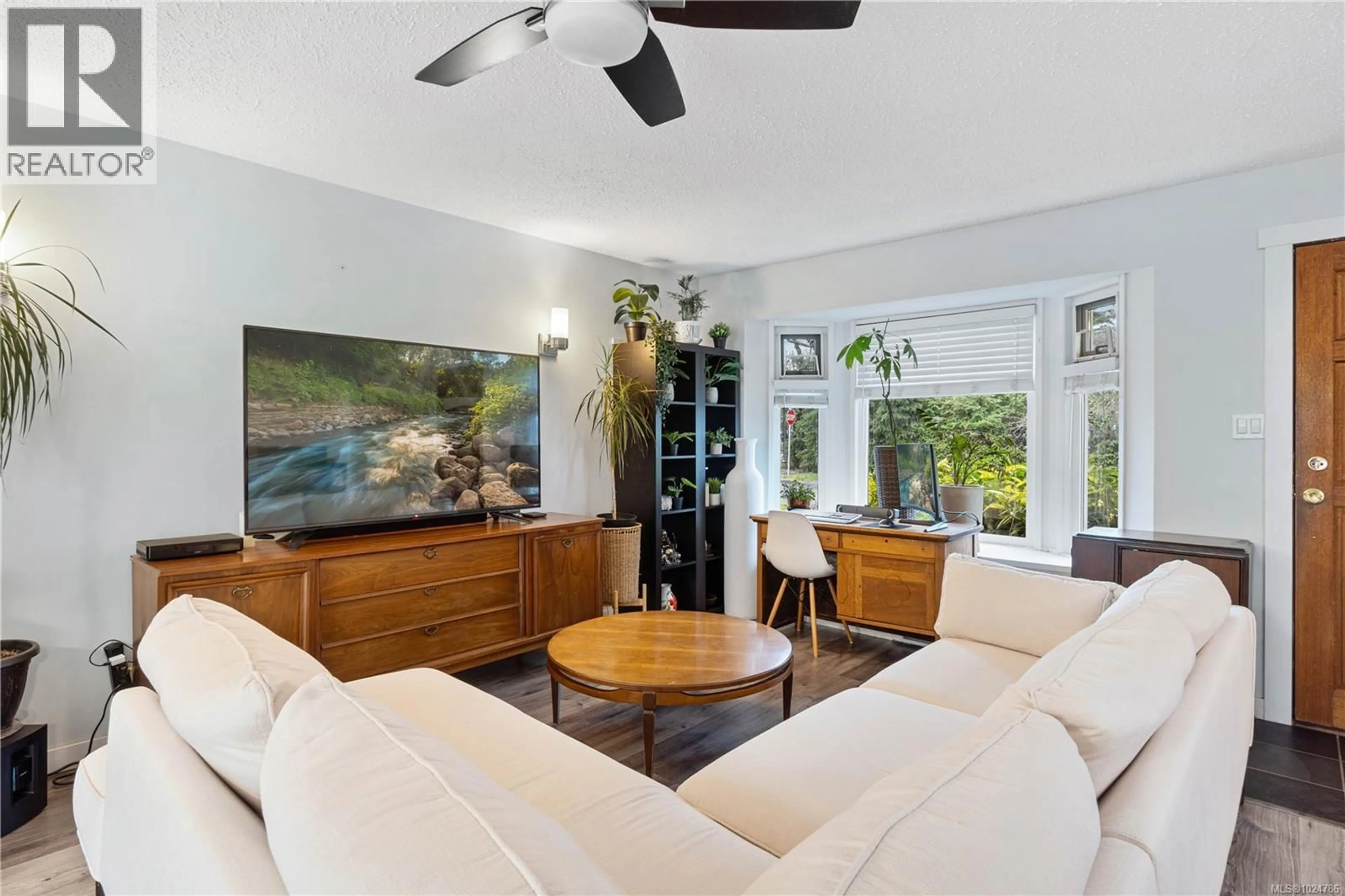 Living room with furniture, unknown for 260 PYM STREET SOUTH, Parksville British Columbia V9P1G7