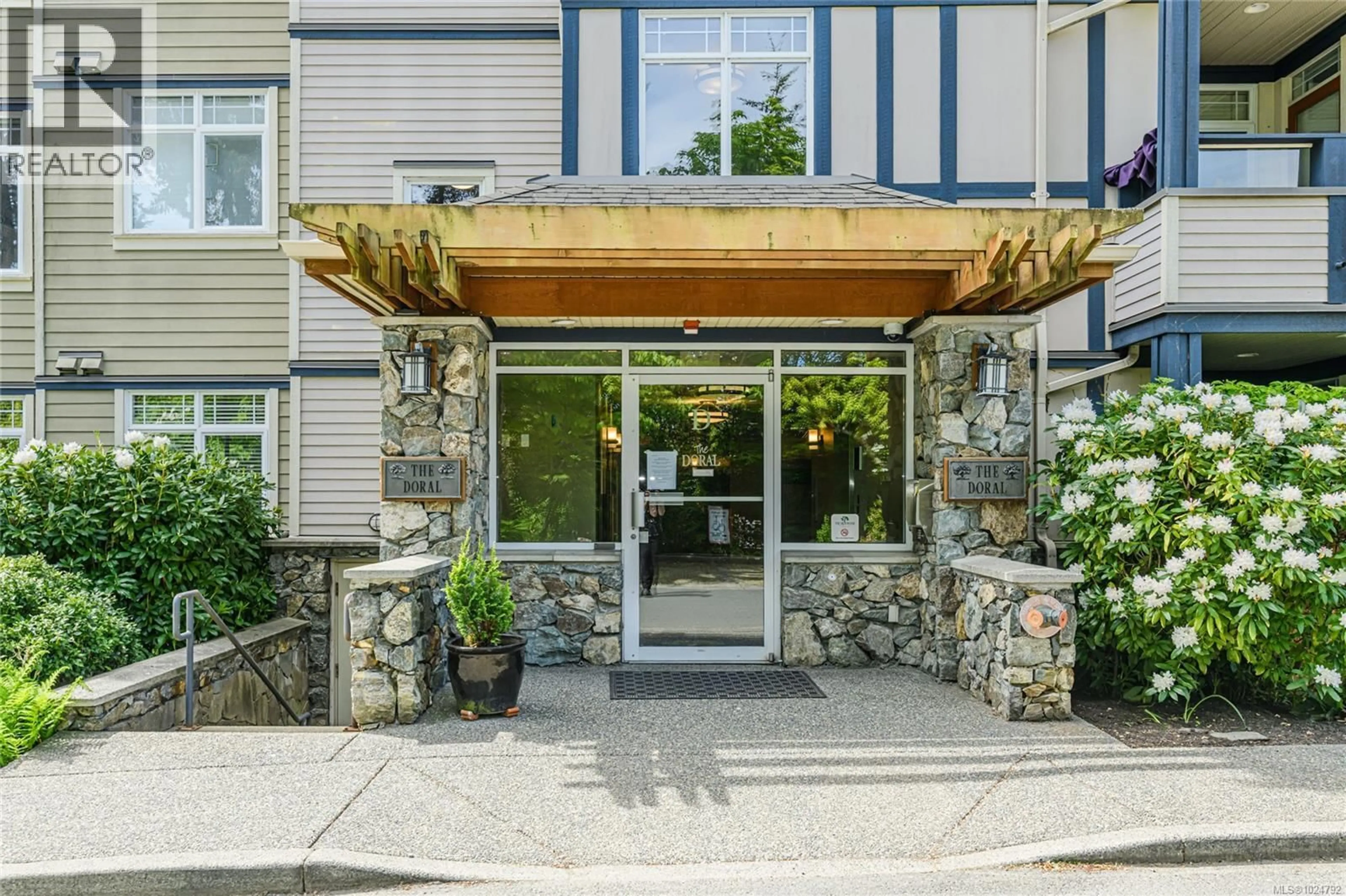 Indoor entryway for 206D - 1115 CRAIGFLOWER ROAD, Esquimalt British Columbia V9A2Y1