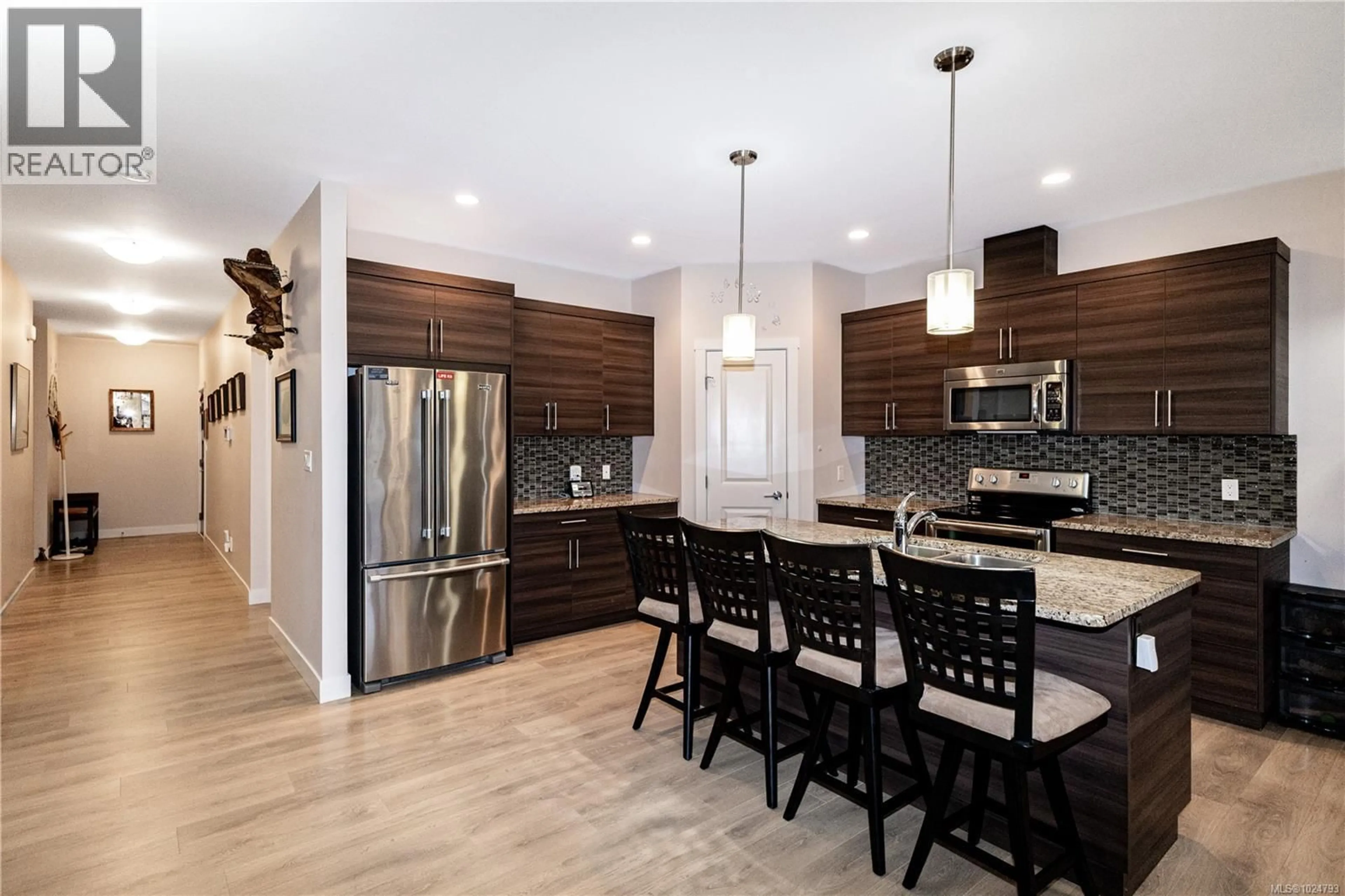 Contemporary kitchen, wood/laminate floor for 20 - 301 ARIZONA DRIVE, Campbell River British Columbia V9H0C6