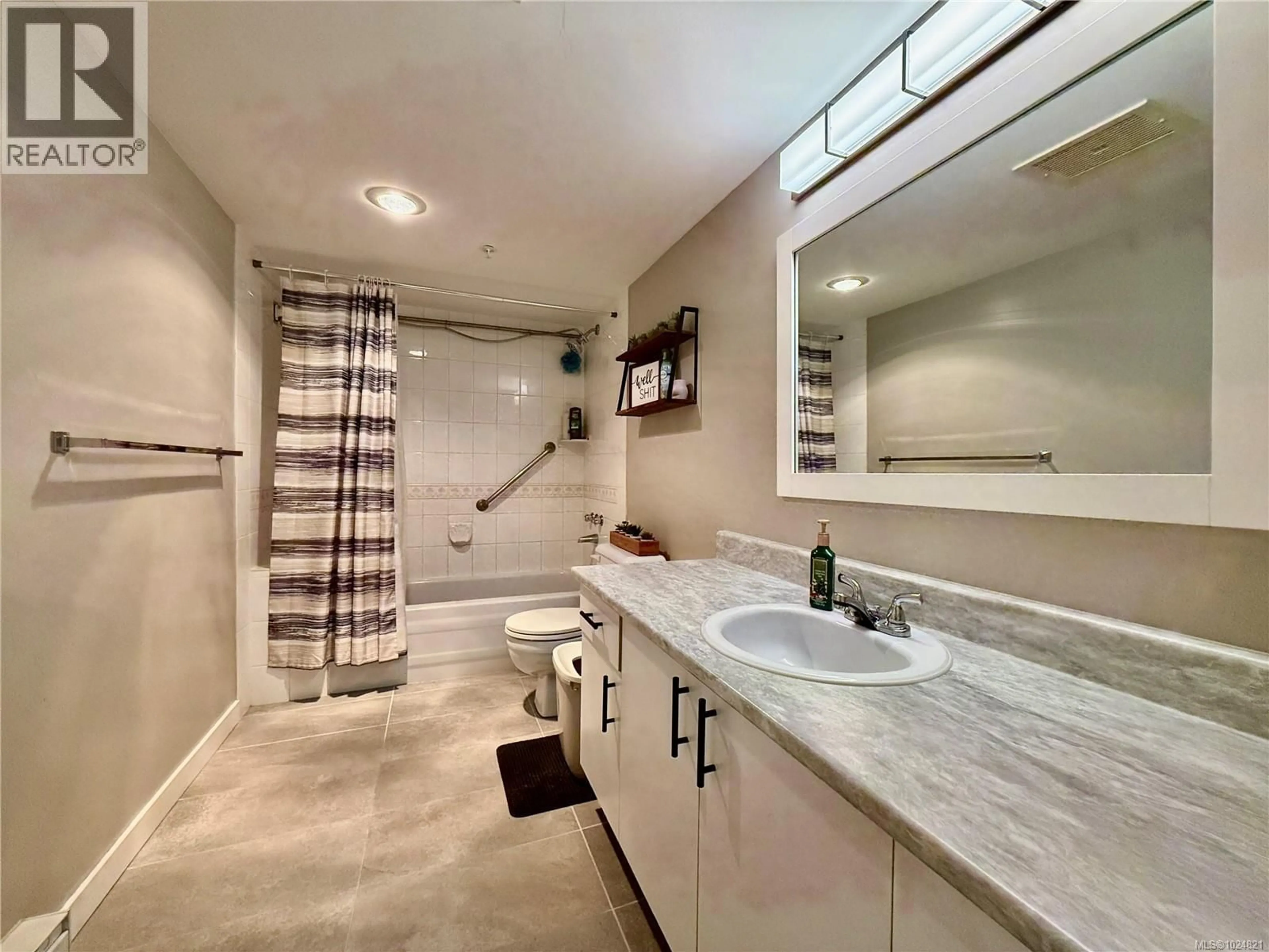 Contemporary bathroom, ceramic/tile floor for 302 - 1694 CEDAR HILL CROSS ROAD, Saanich British Columbia V8P2P7