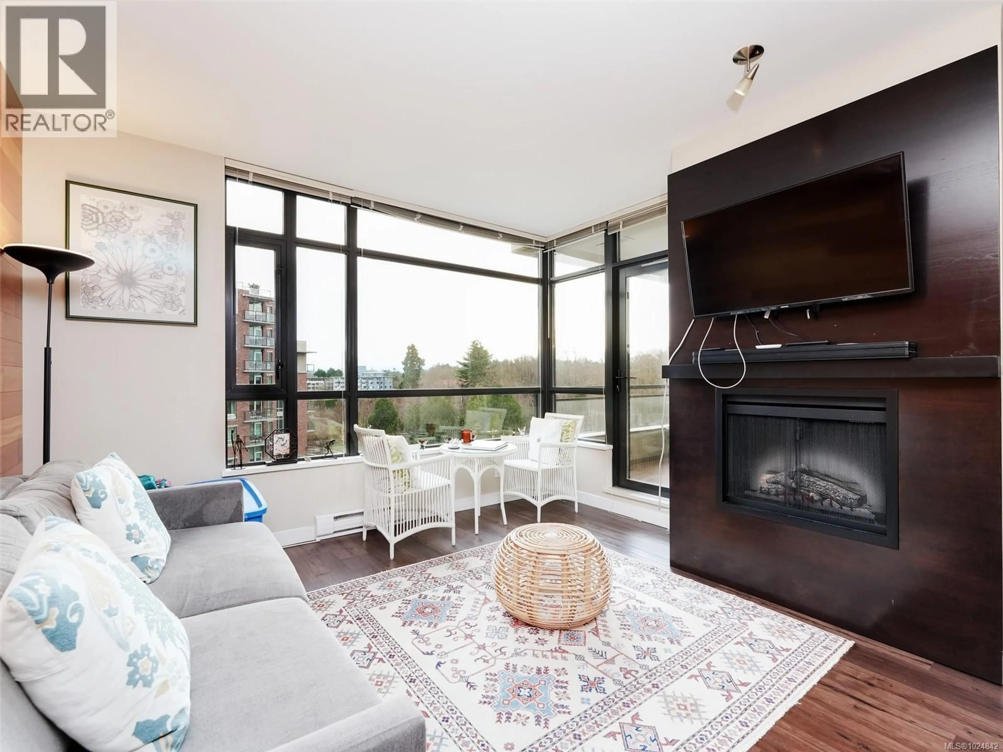 Living room with furniture, wood/laminate floor for 604 - 788 HUMBOLDT STREET, Victoria British Columbia V8W4A2