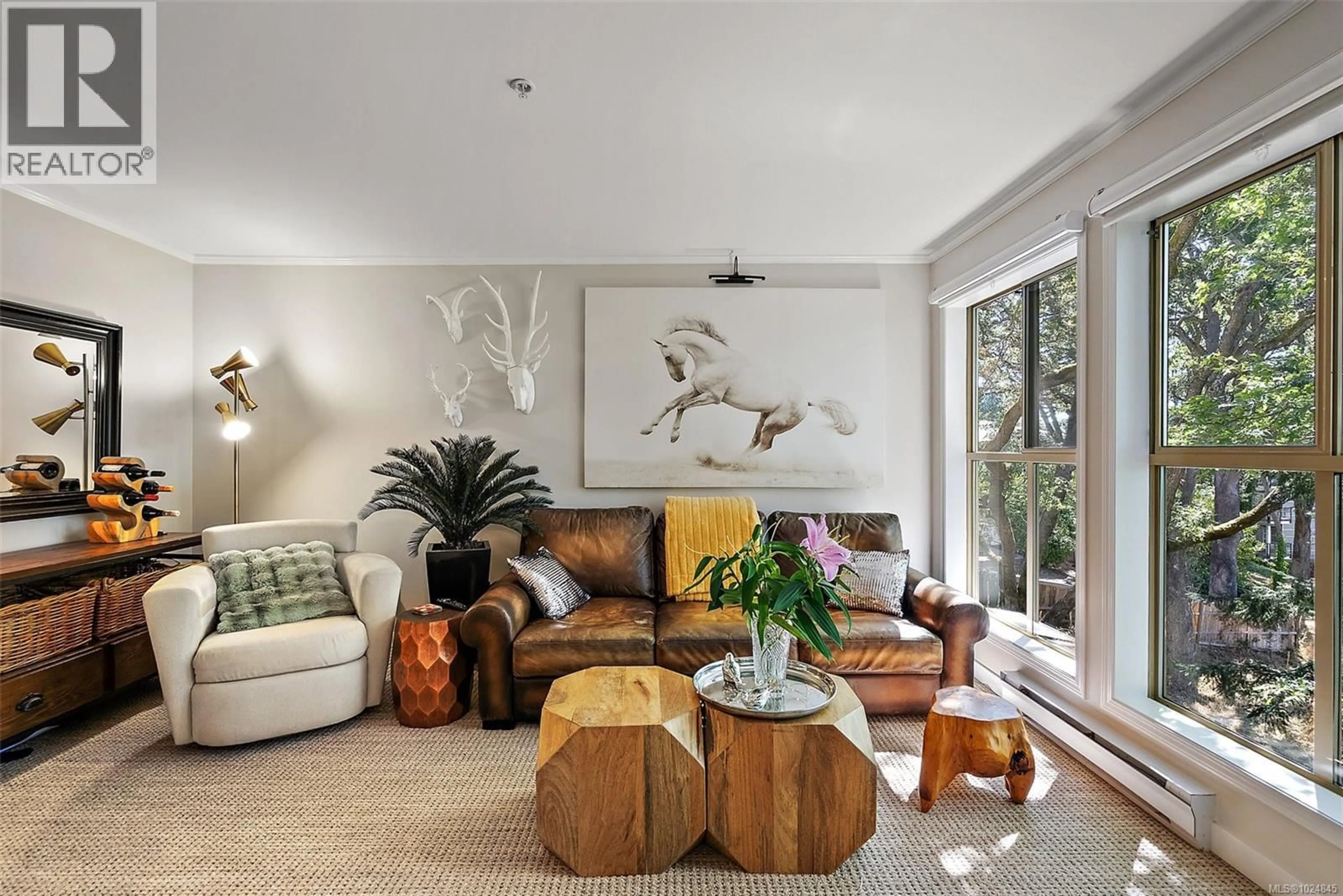 Living room with furniture, unknown for 305 - 3363 GLASGOW AVENUE, Saanich British Columbia V8X1M5