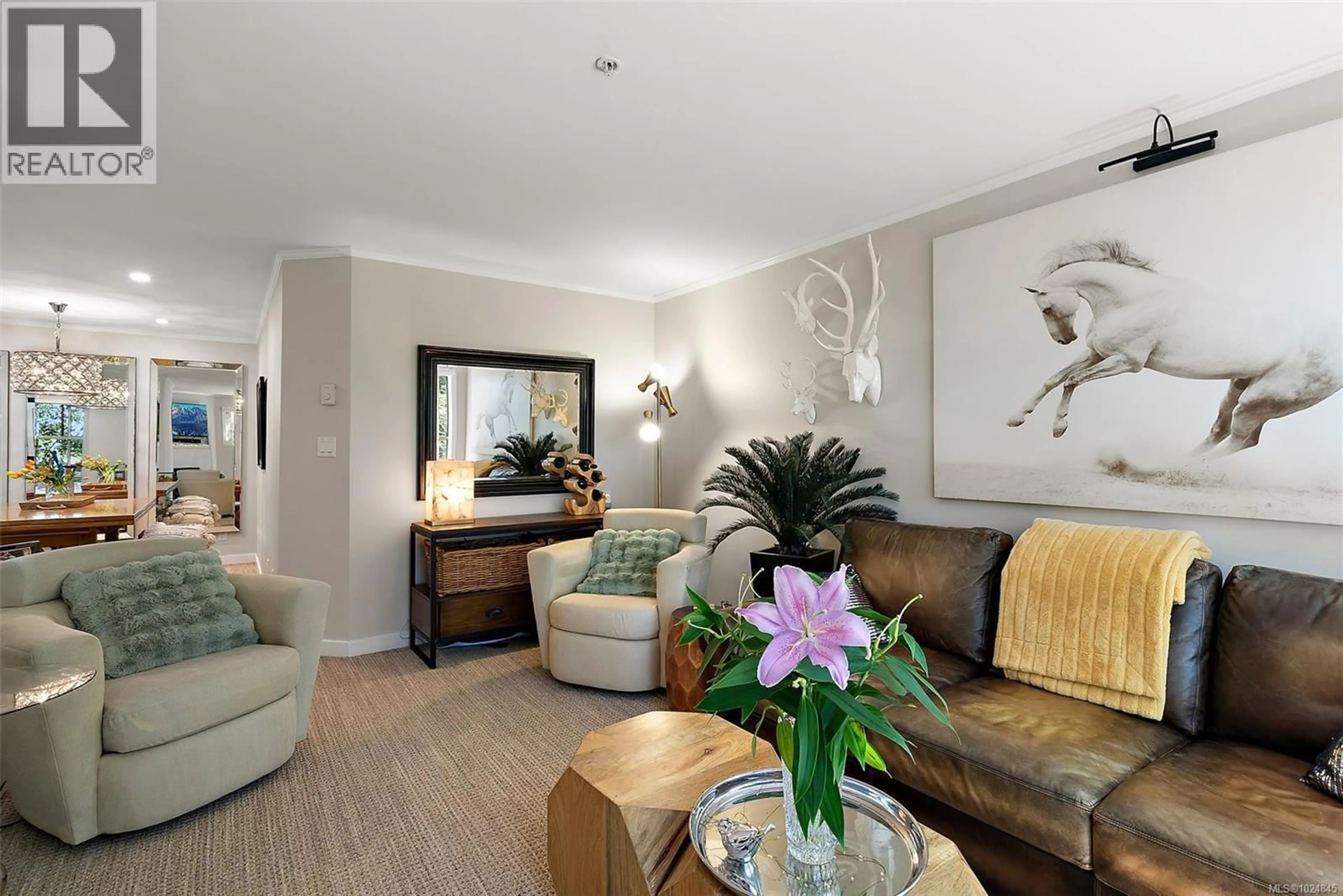 Living room with furniture, unknown for 305 - 3363 GLASGOW AVENUE, Saanich British Columbia V8X1M5