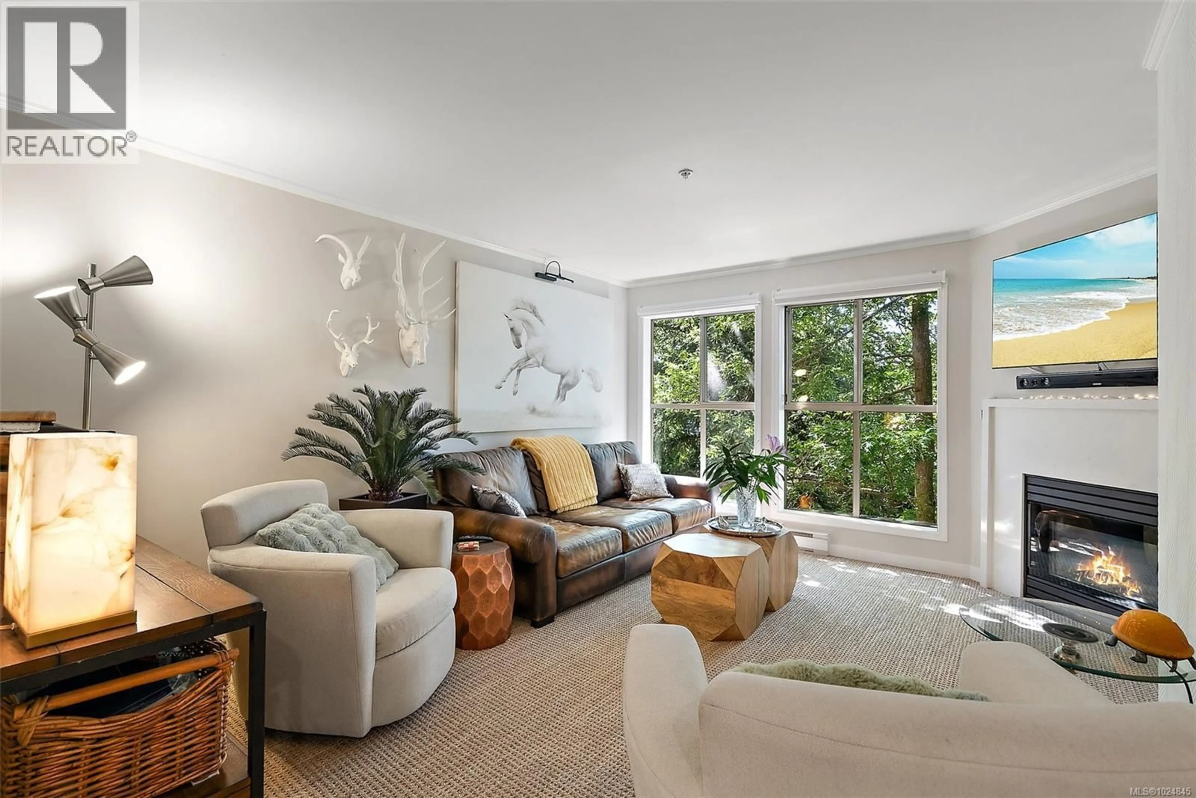 Living room with furniture, unknown for 305 - 3363 GLASGOW AVENUE, Saanich British Columbia V8X1M5