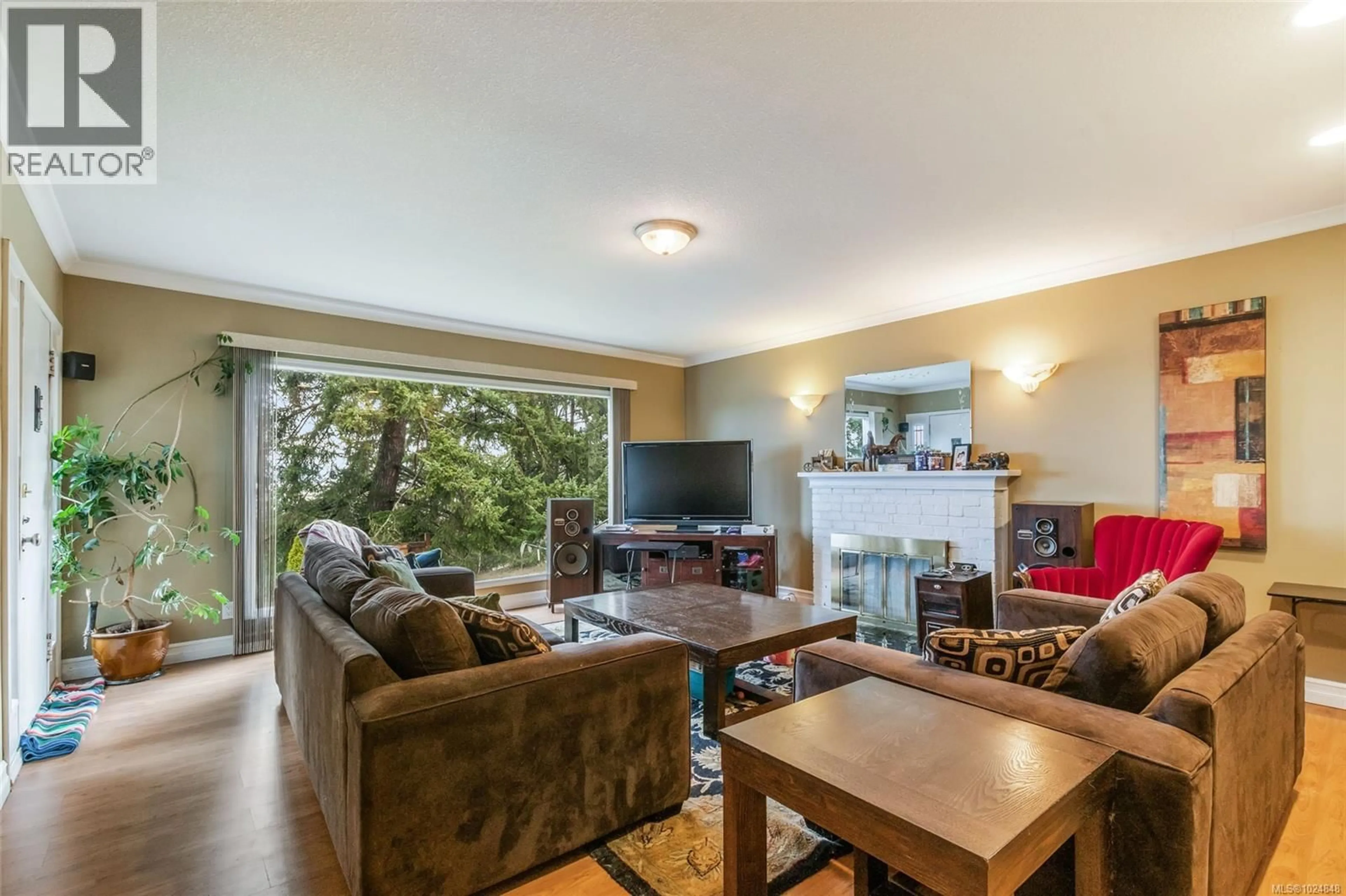 Living room with furniture, wood/laminate floor for 877 HARBOUR VIEW STREET, Nanaimo British Columbia V9R4V4