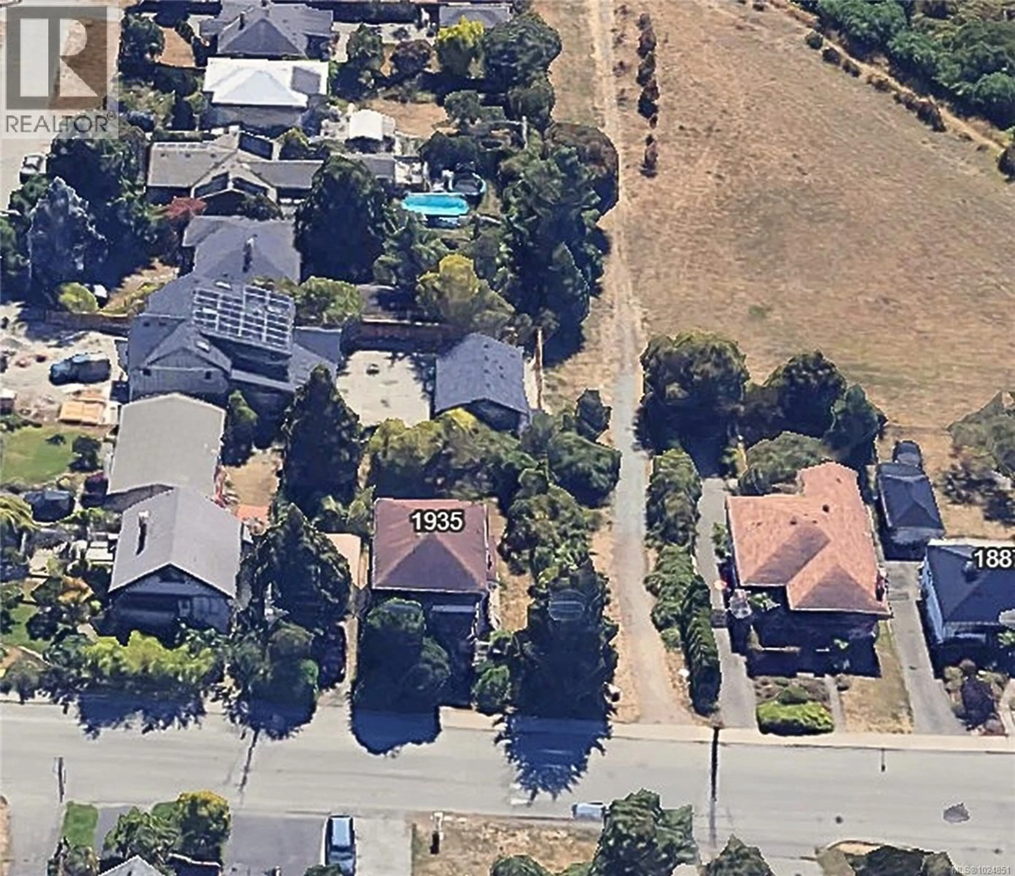 A pic from outside/outdoor area/front of a property/back of a property/a pic from drone, street for 1935 HAULTAIN STREET, Saanich British Columbia V8R2L3