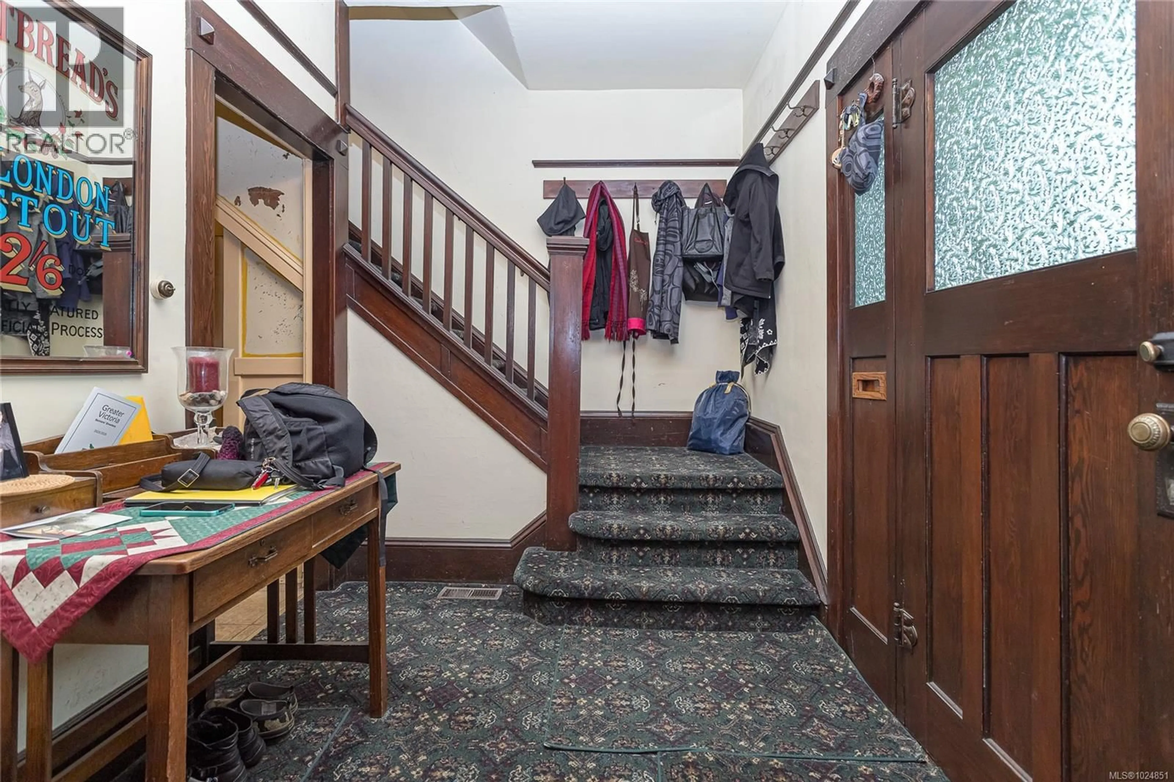 Indoor foyer for 1935 HAULTAIN STREET, Saanich British Columbia V8R2L3