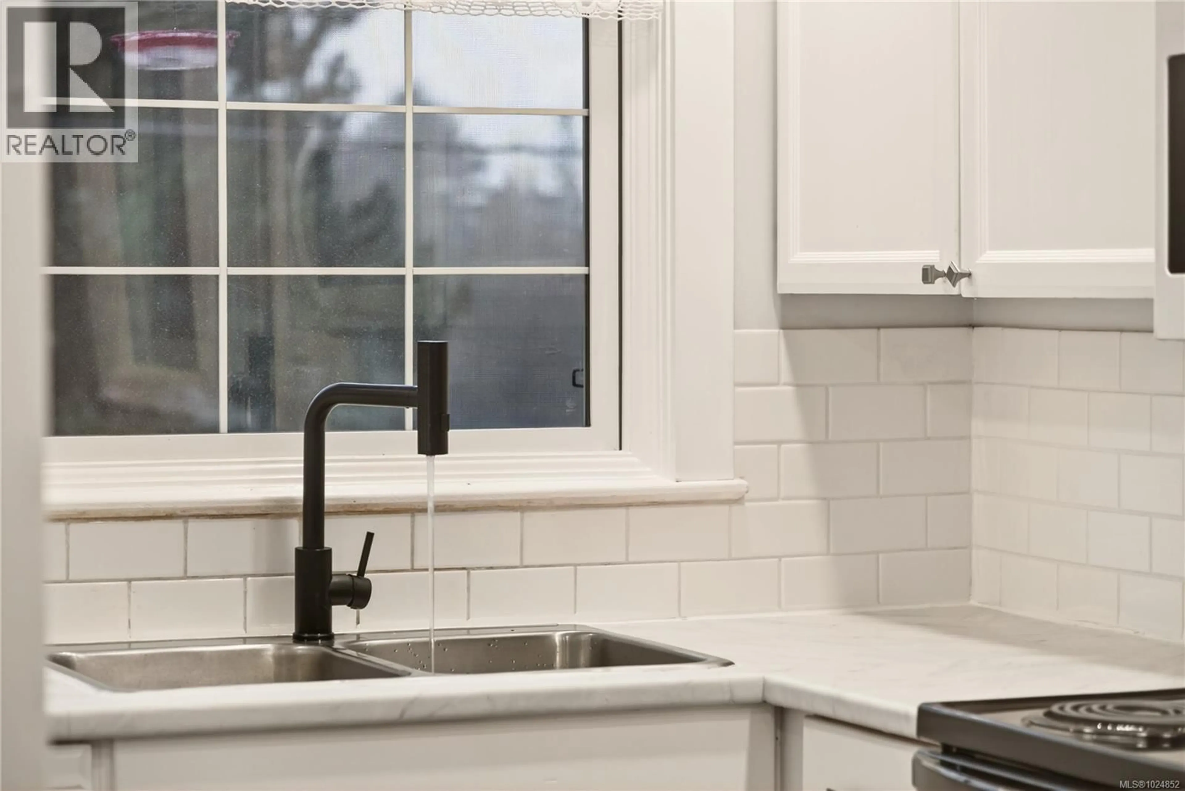 Standard kitchen, ceramic/tile floor for 3059 SHAMROCK PLACE, Nanaimo British Columbia V9T2Z6