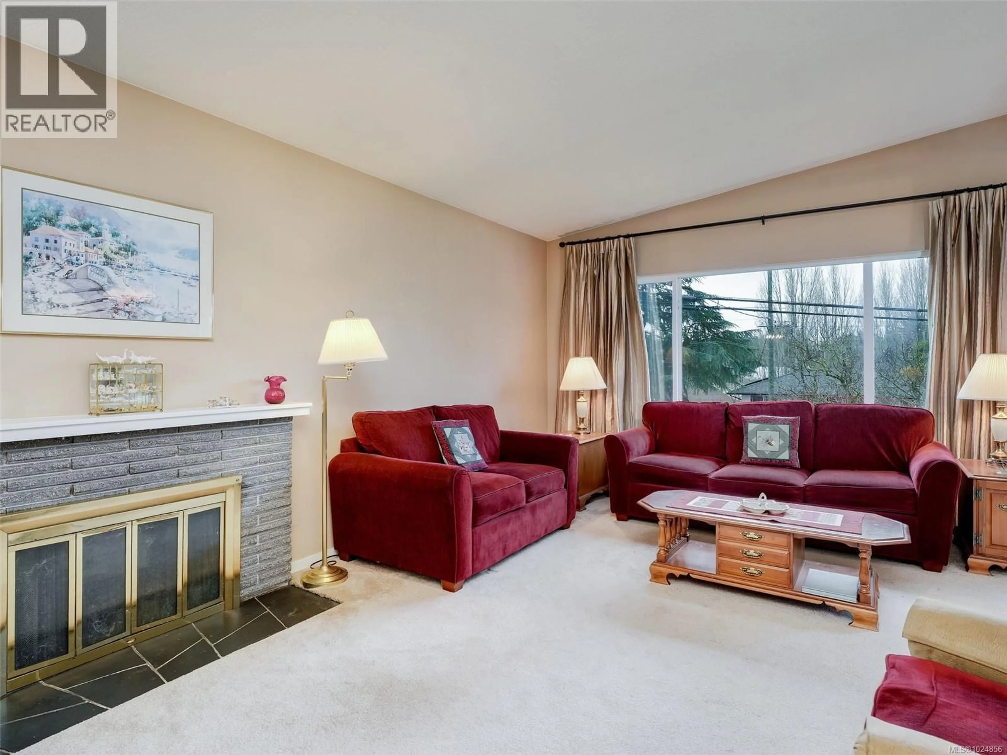 Living room with furniture, unknown for 4069 CEDAR HILL CROSS ROAD, Saanich British Columbia V8X2J2