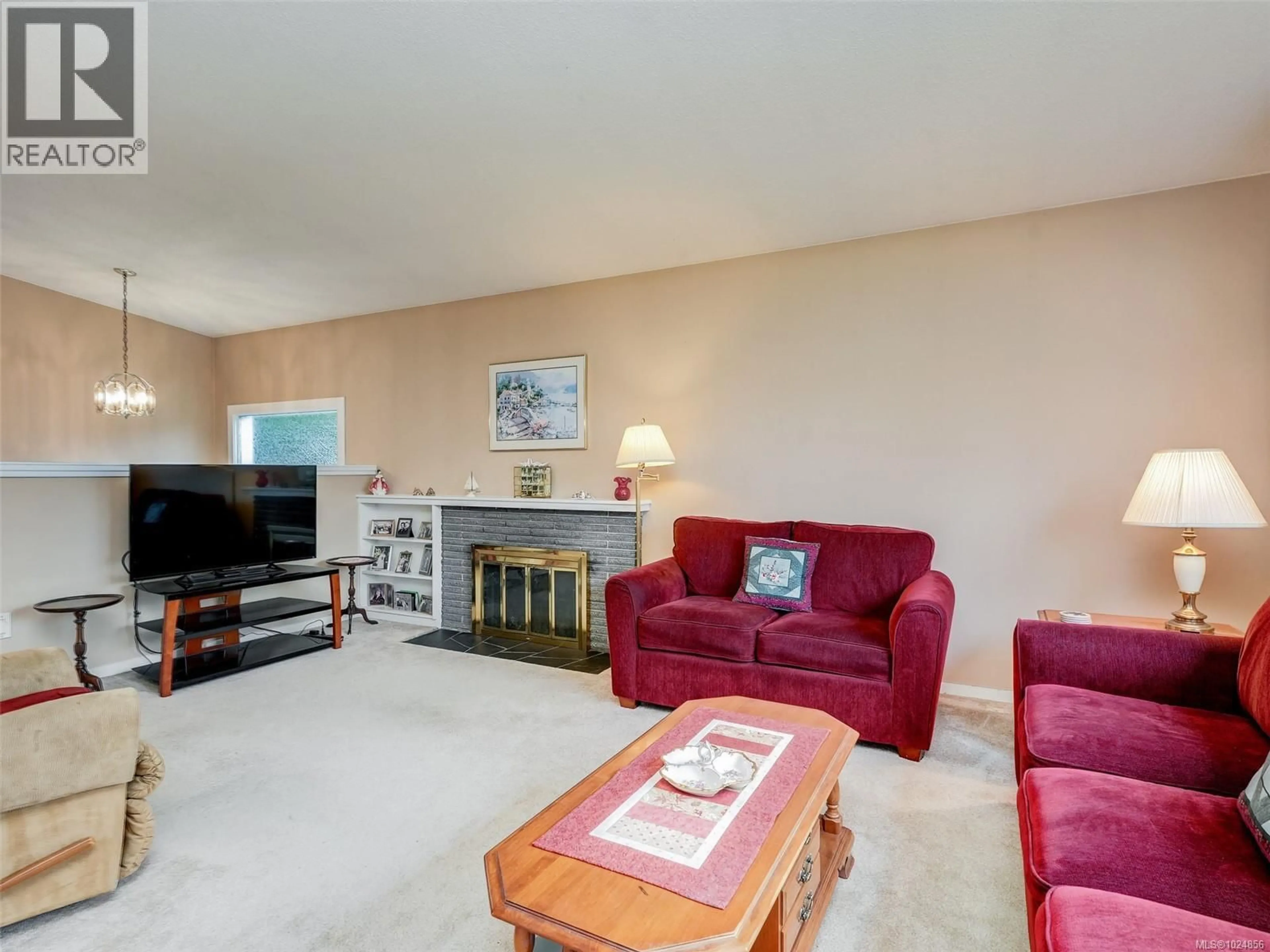 Living room with furniture, unknown for 4069 CEDAR HILL CROSS ROAD, Saanich British Columbia V8X2J2