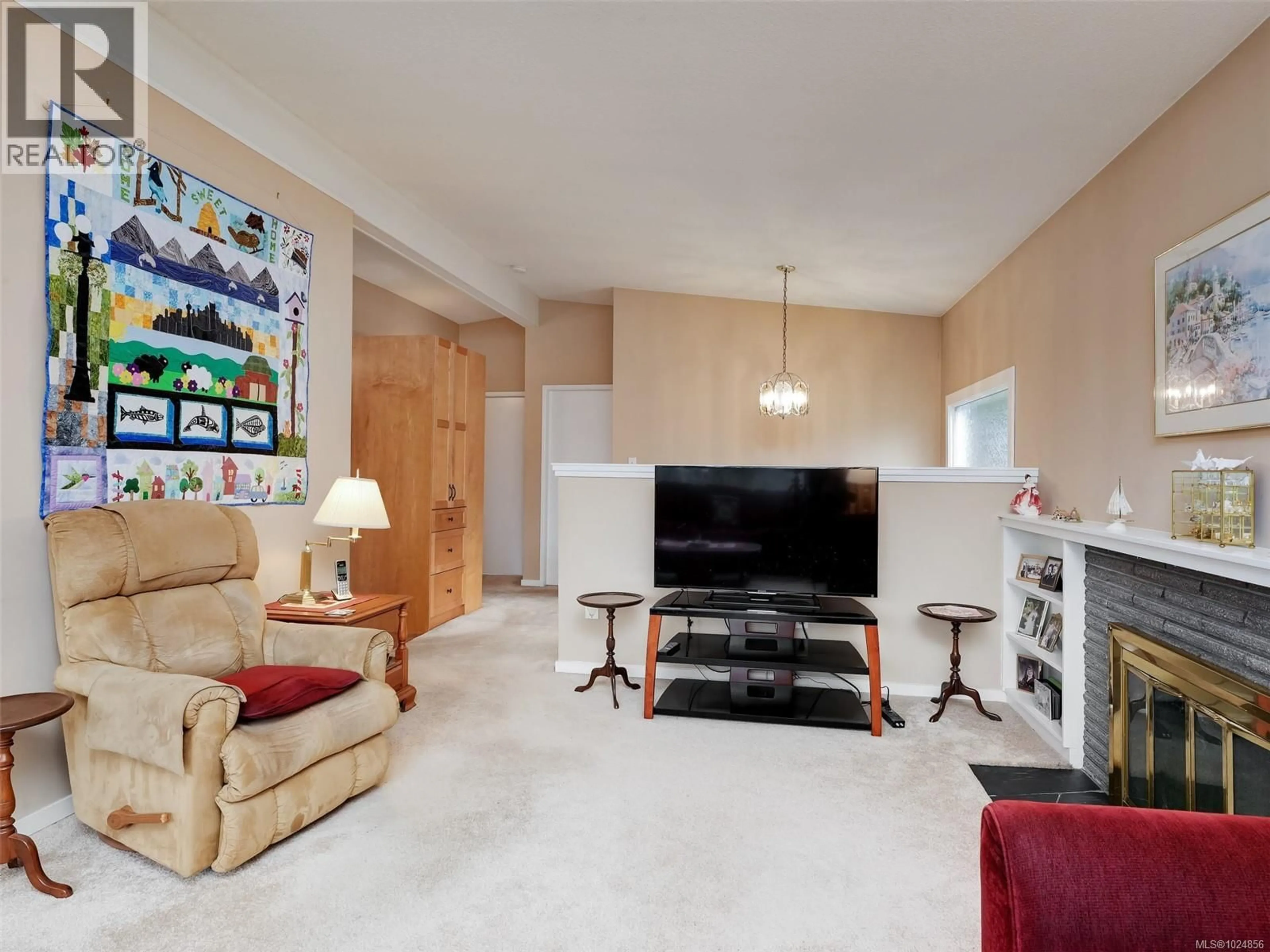 Living room with furniture, unknown for 4069 CEDAR HILL CROSS ROAD, Saanich British Columbia V8X2J2