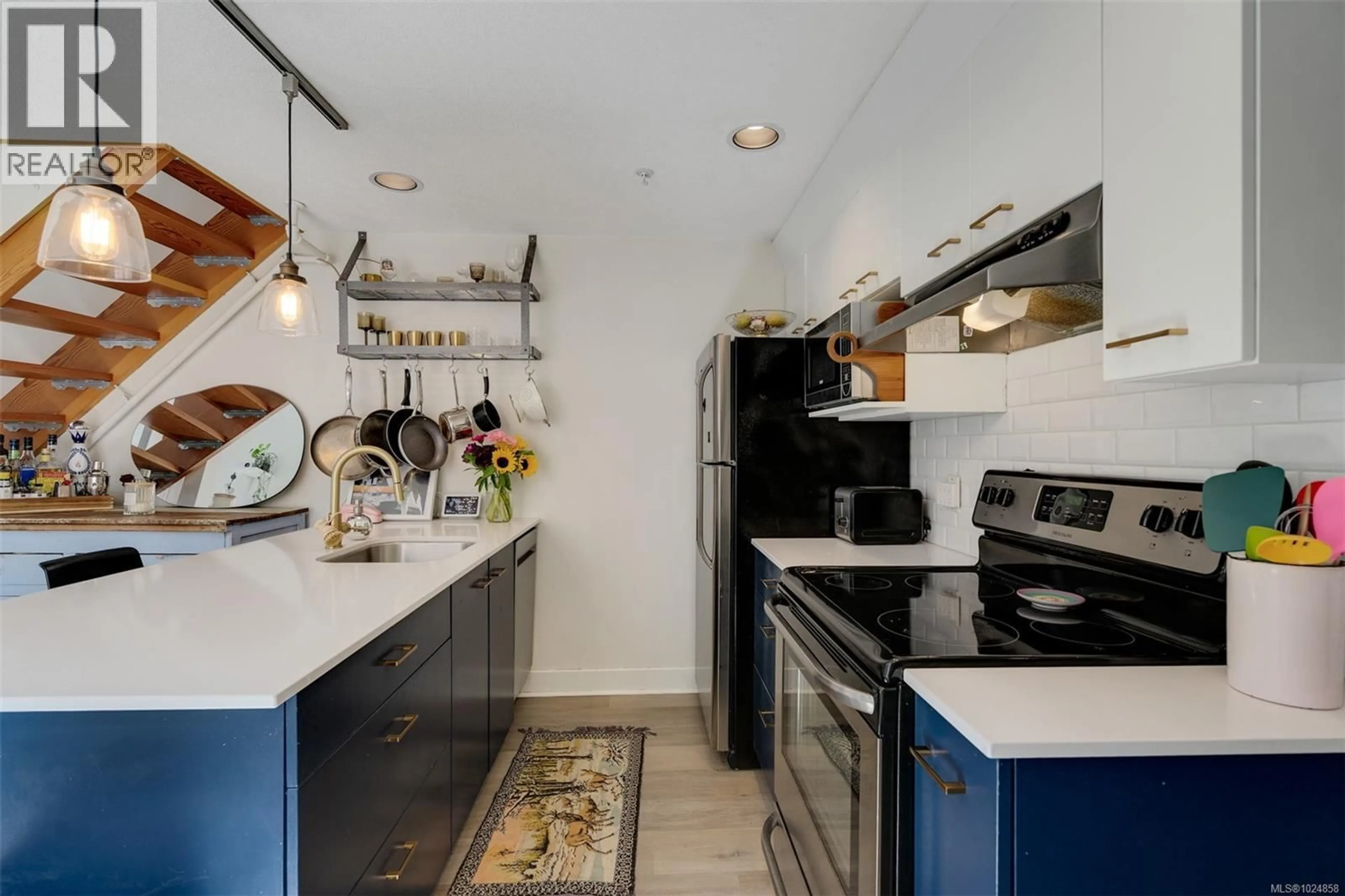 Unknown for 307 - 555 CHATHAM STREET, Victoria British Columbia V8T1E1