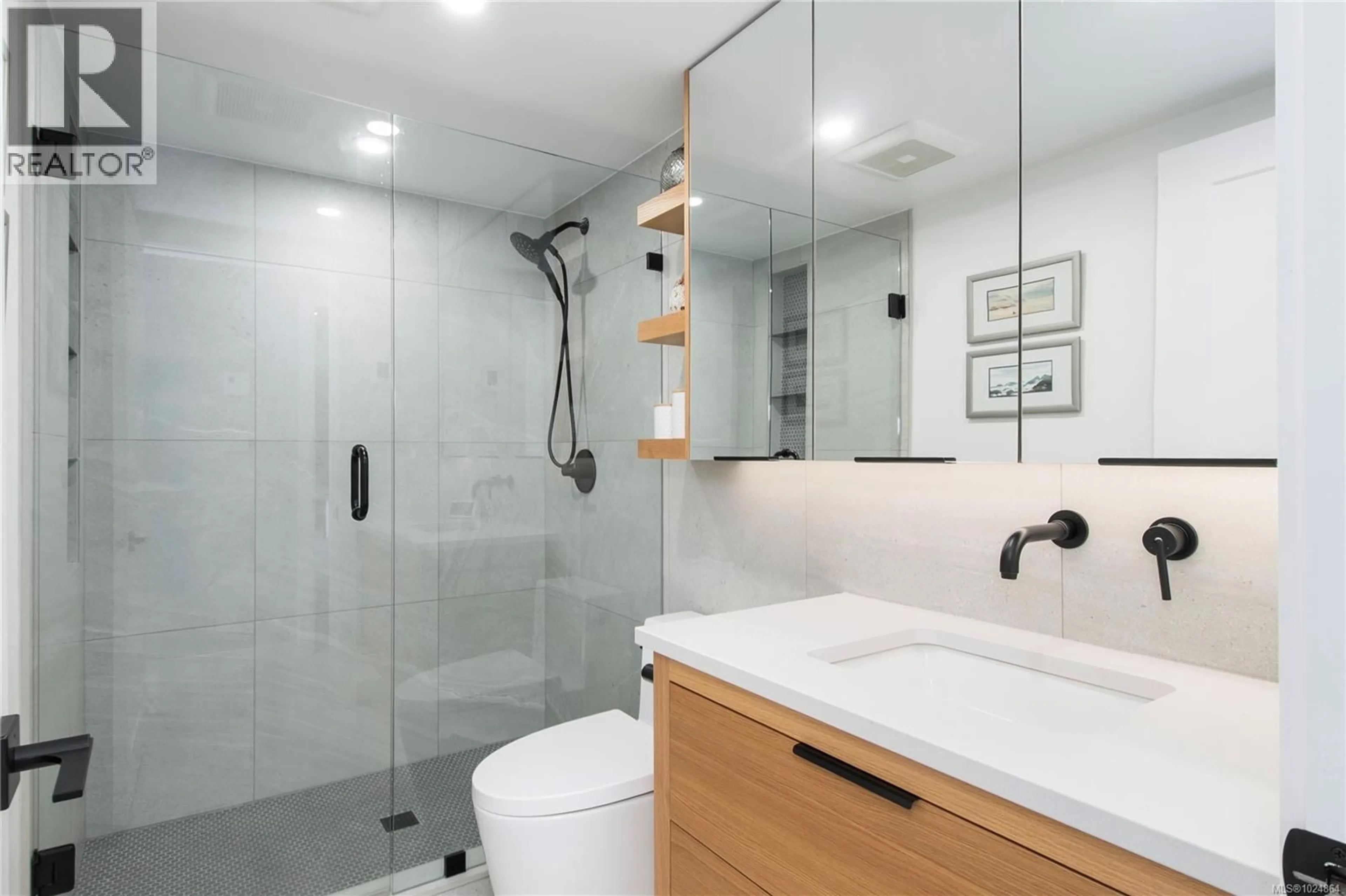 Contemporary bathroom, ceramic/tile floor for 2304 - 27 ISLAND HIGHWAY SOUTH, Campbell River British Columbia V9W1A2