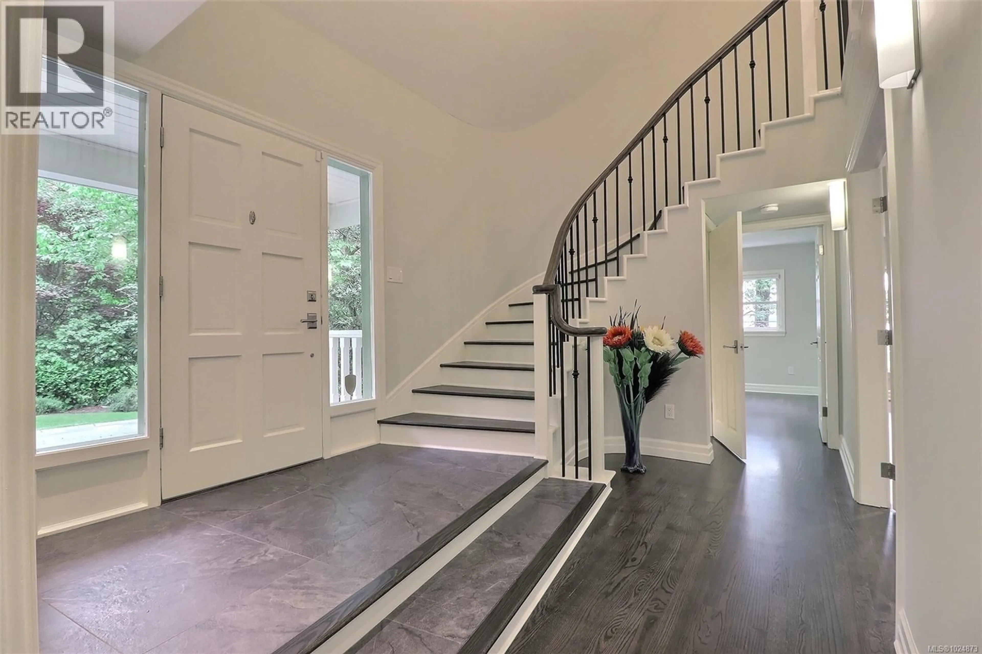 Indoor entryway for 3977 LEXINGTON AVENUE, Saanich British Columbia V8N3Z5