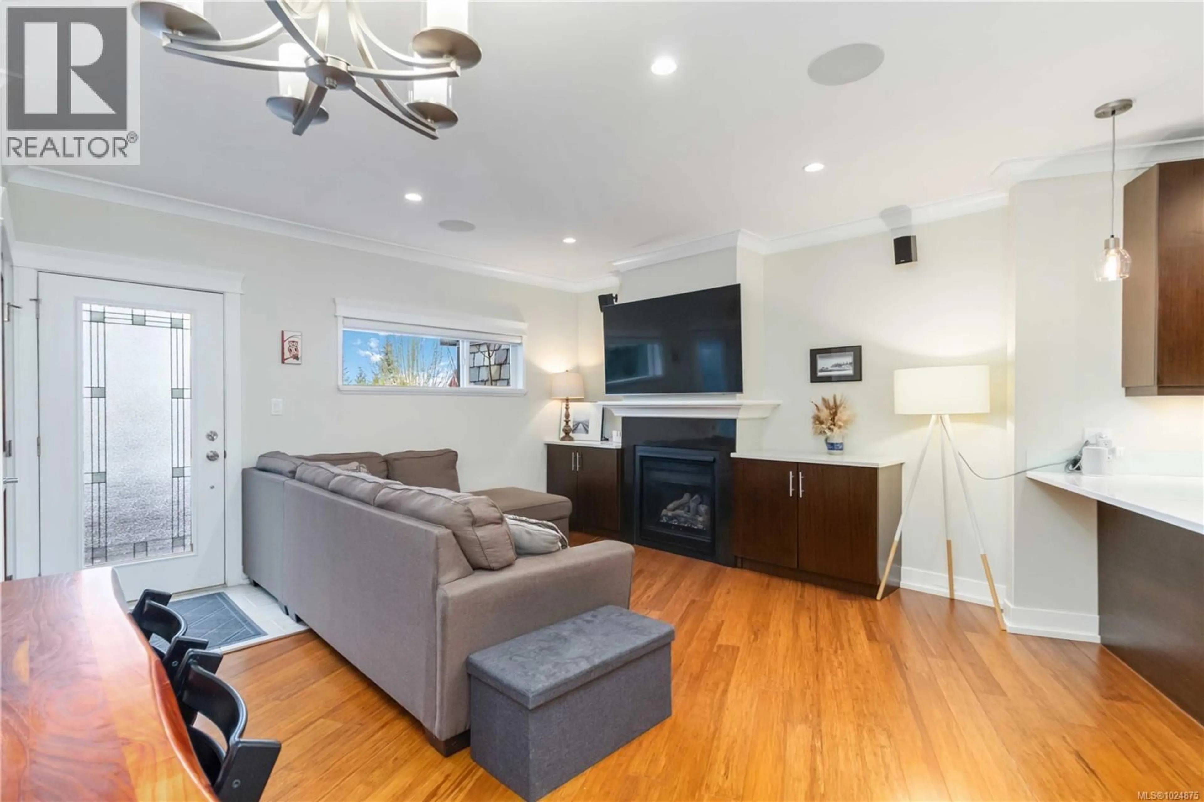 Living room with furniture, wood/laminate floor for 3 - 2321 ISLAND VIEW ROAD, Central Saanich British Columbia V8Z0C9