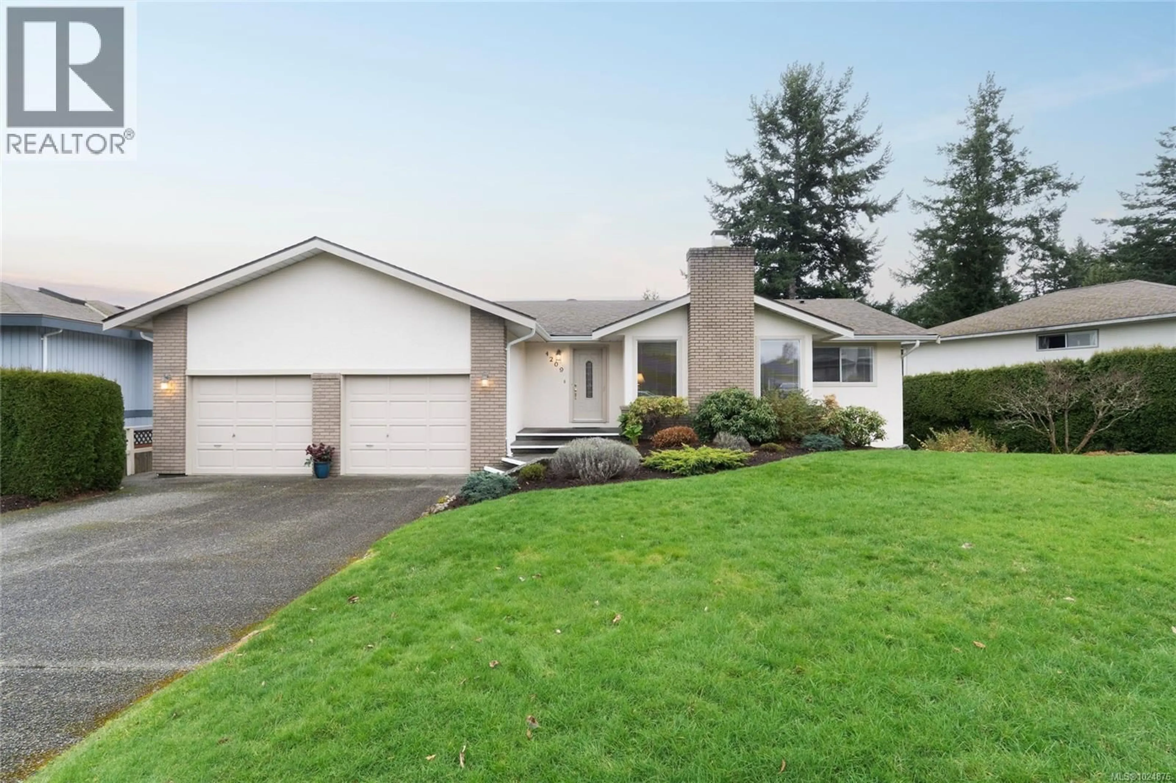 Home with vinyl exterior material, street for 4209 WAKEFIELD PLACE, Saanich British Columbia V8N6E6