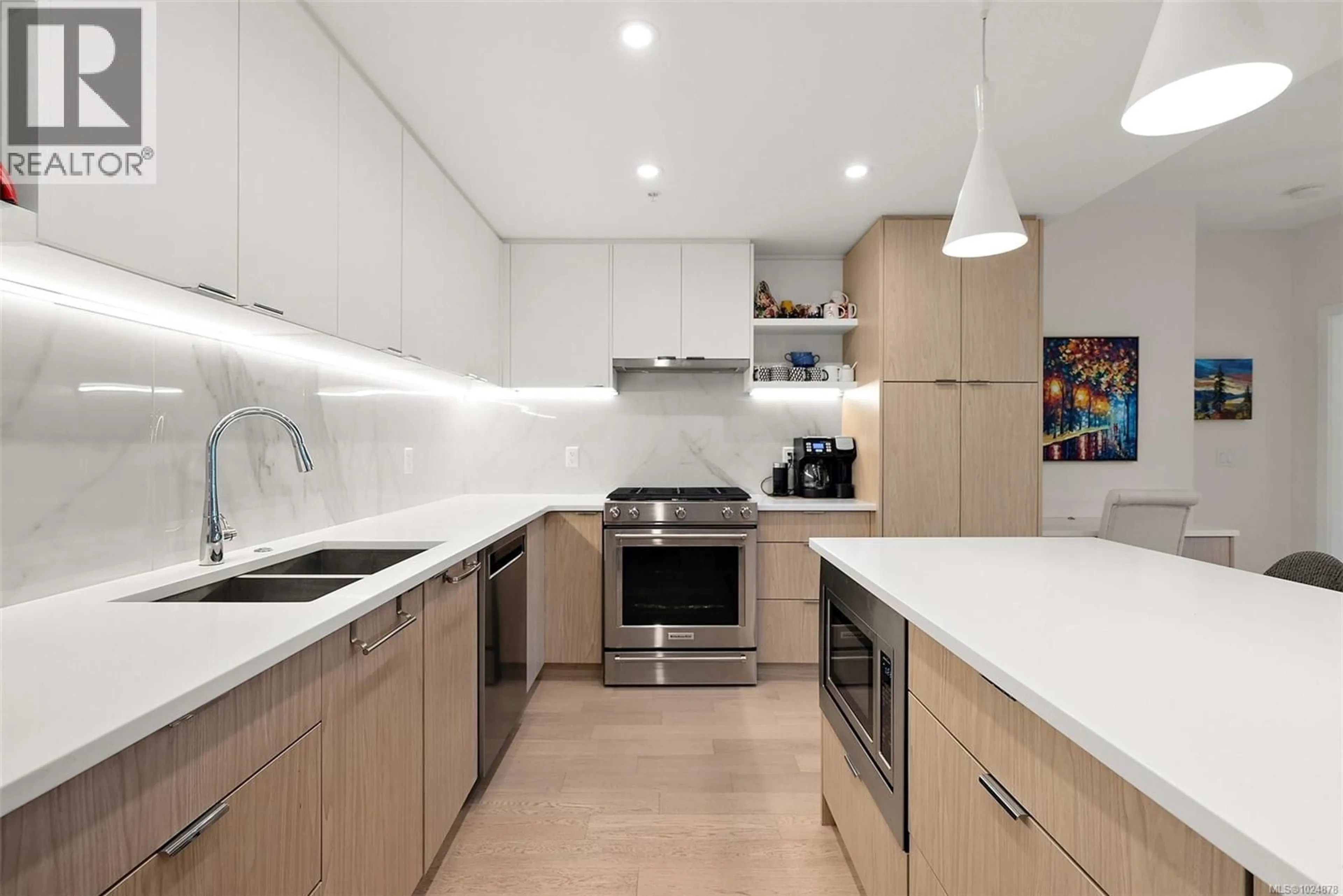 Contemporary kitchen, unknown for 203 - 5118 CORDOVA BAY ROAD, Saanich British Columbia V8X1R1