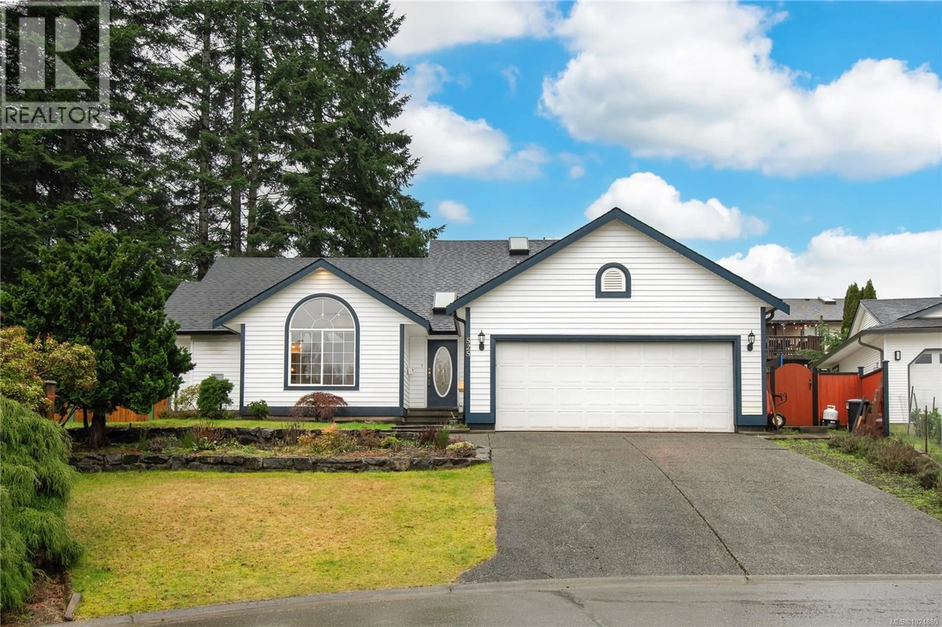 Home with vinyl exterior material, street for 525 COVE PLACE, Campbell River British Columbia V9W7Z6