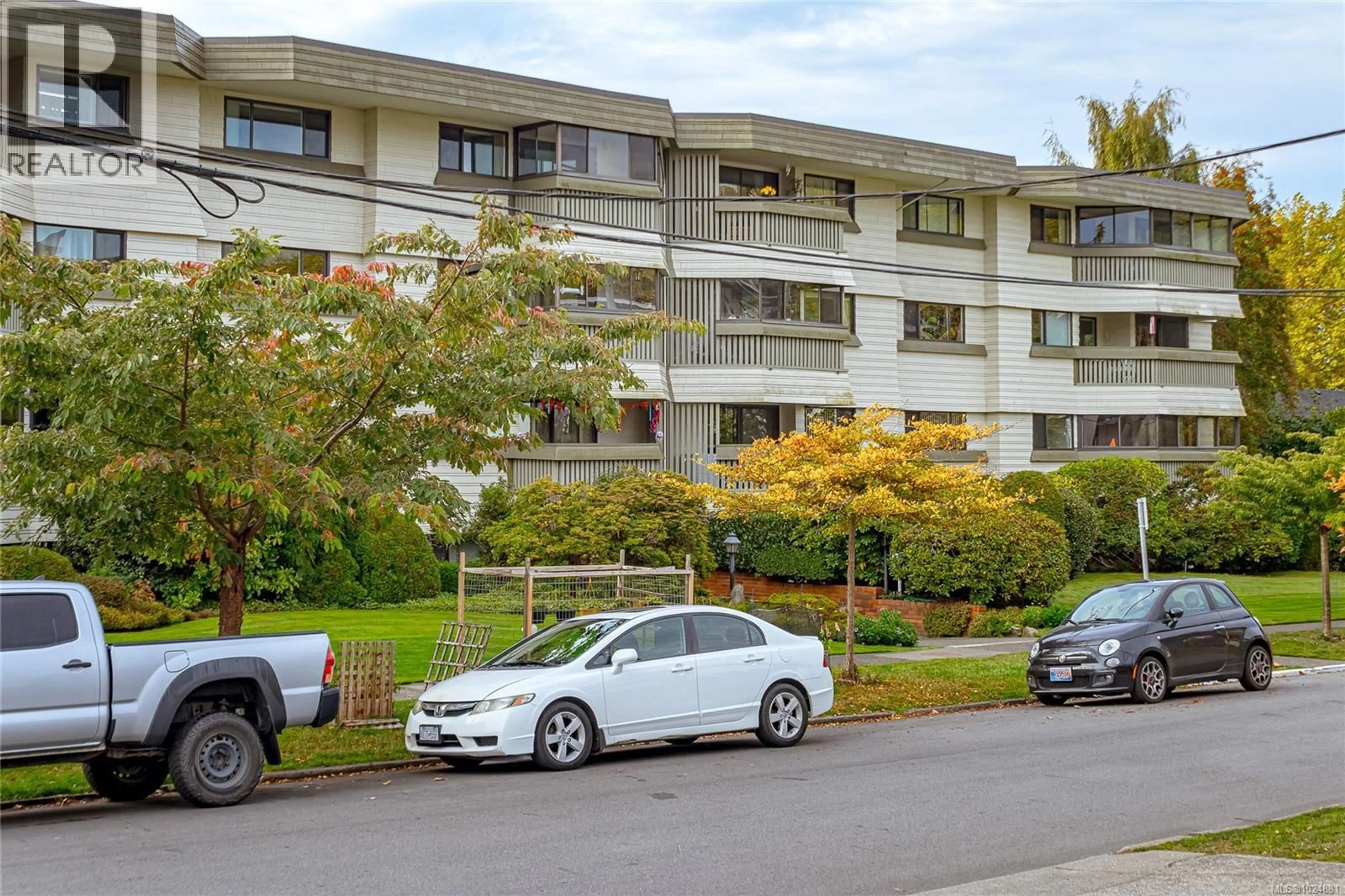 A pic from outside/outdoor area/front of a property/back of a property/a pic from drone, street for 405 - 1145 HILDA STREET, Victoria British Columbia V8V2Z5
