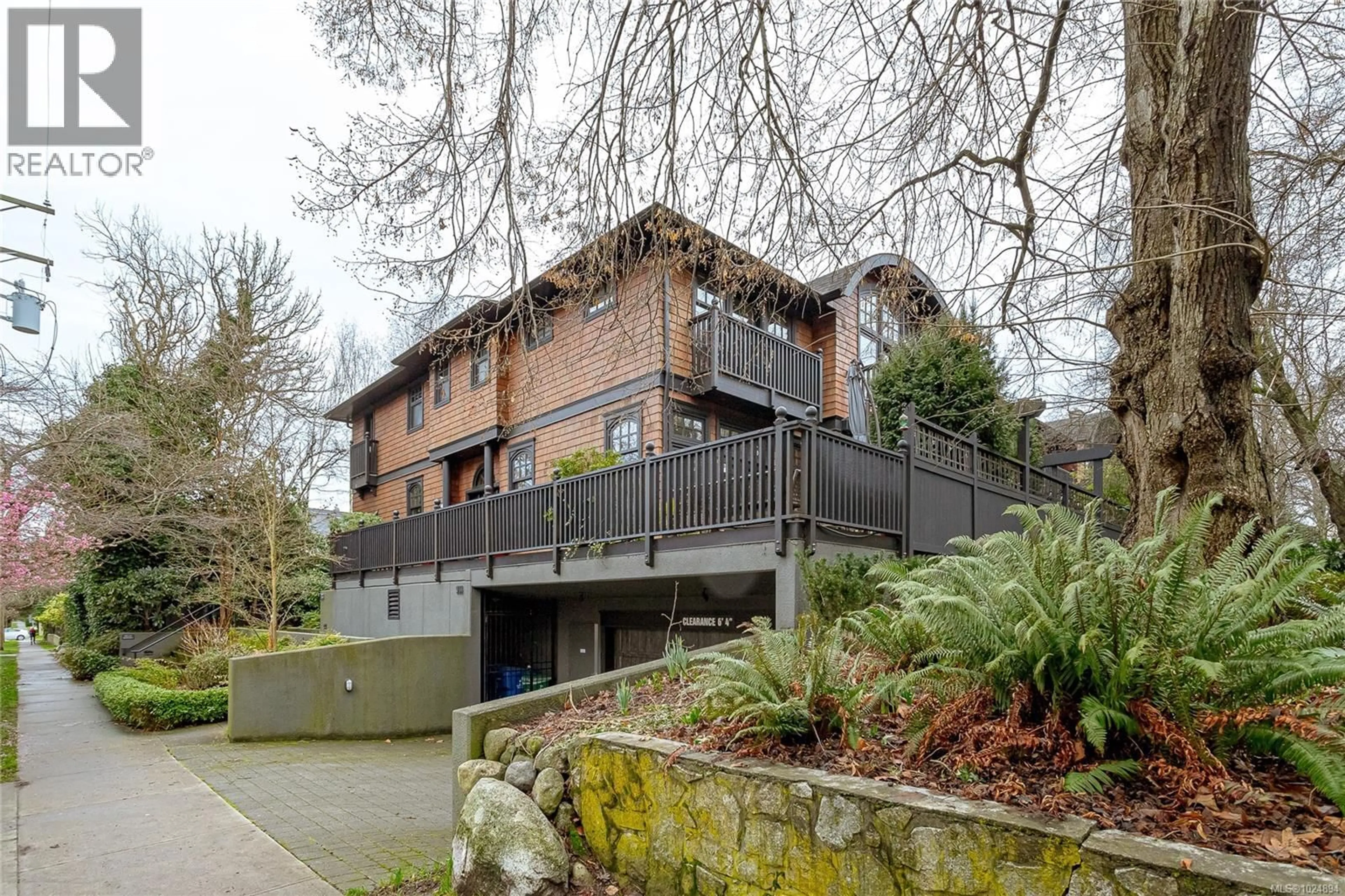 A pic from outside/outdoor area/front of a property/back of a property/a pic from drone, building for 4 - 933 MEARES STREET, Victoria British Columbia V8V3J5