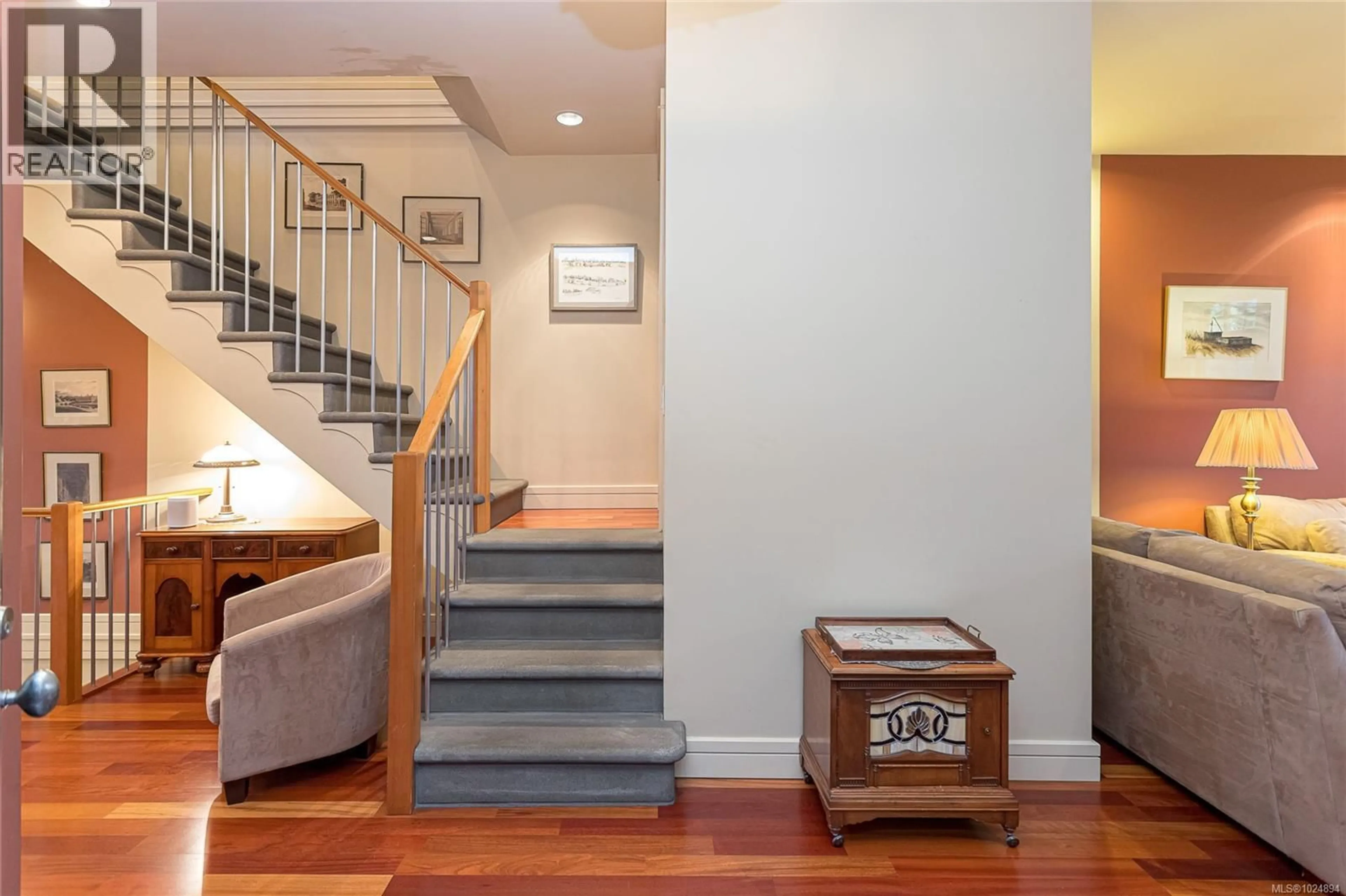 Indoor foyer for 4 - 933 MEARES STREET, Victoria British Columbia V8V3J5