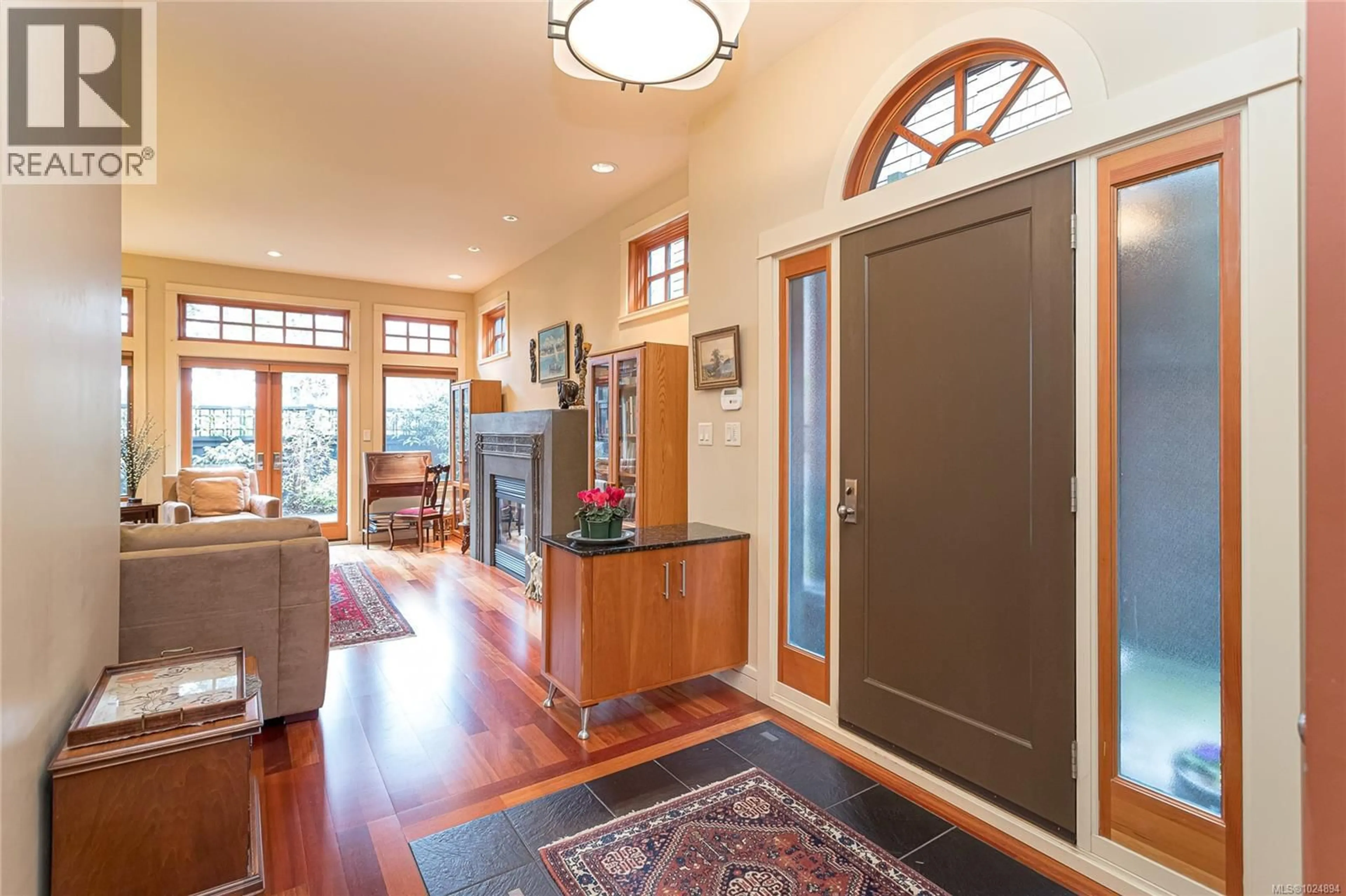 Indoor entryway for 4 - 933 MEARES STREET, Victoria British Columbia V8V3J5