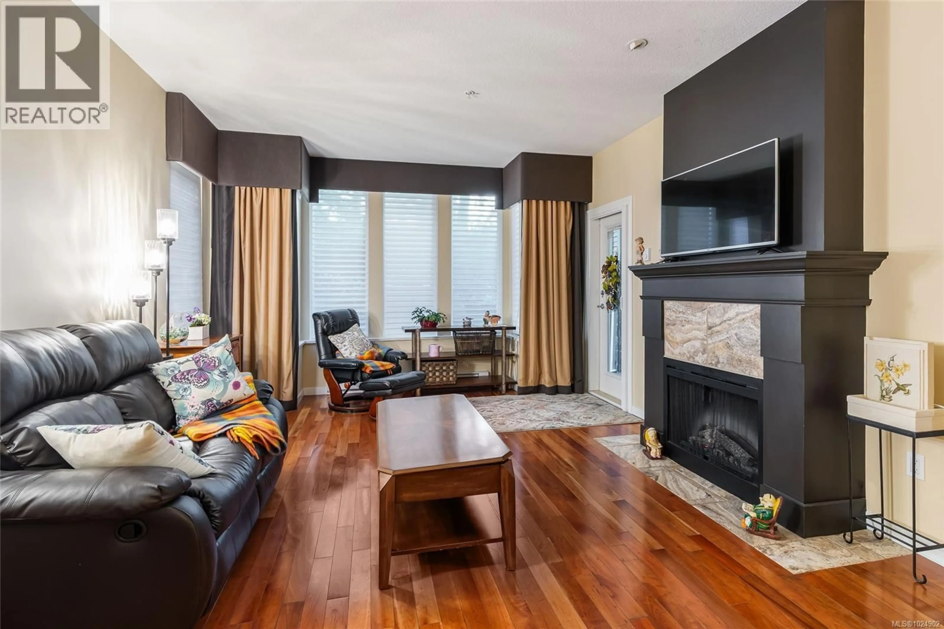 Living room with furniture, wood/laminate floor for 103 - 5660 EDGEWATER LANE, Nanaimo British Columbia V9T6K1