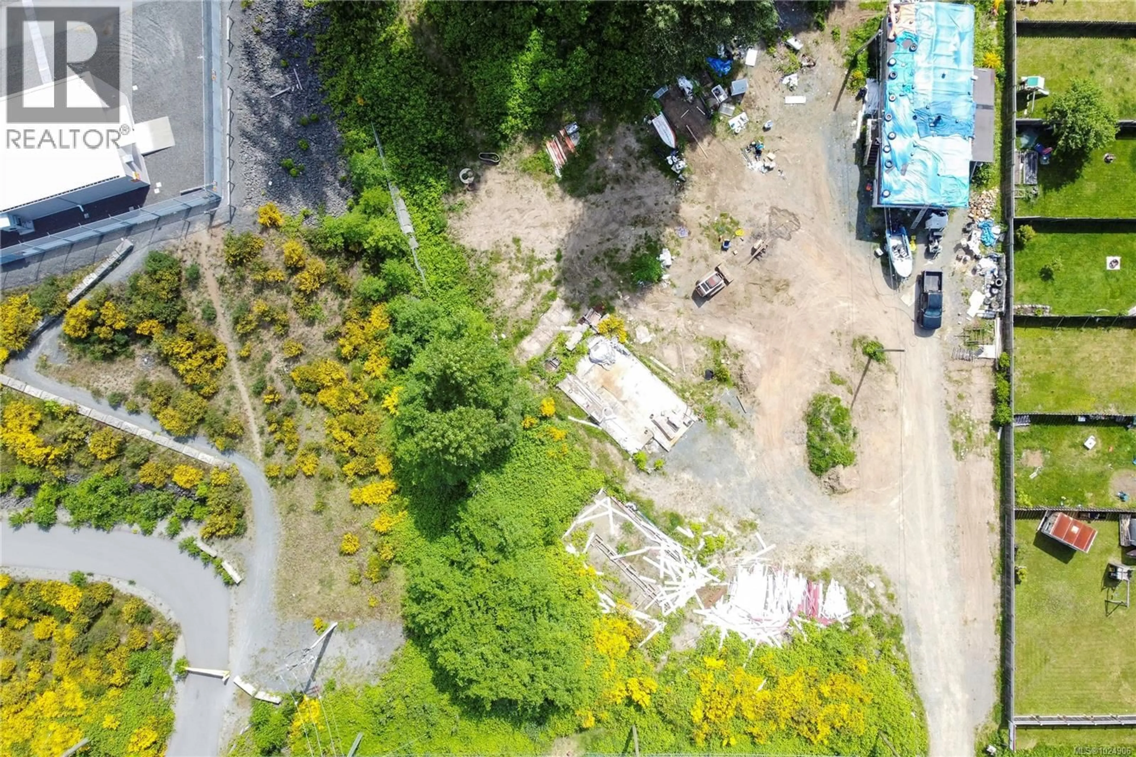 A pic from outside/outdoor area/front of a property/back of a property/a pic from drone, street for 681 HOMEWOOD ROAD, Campbell River British Columbia V9W3N6
