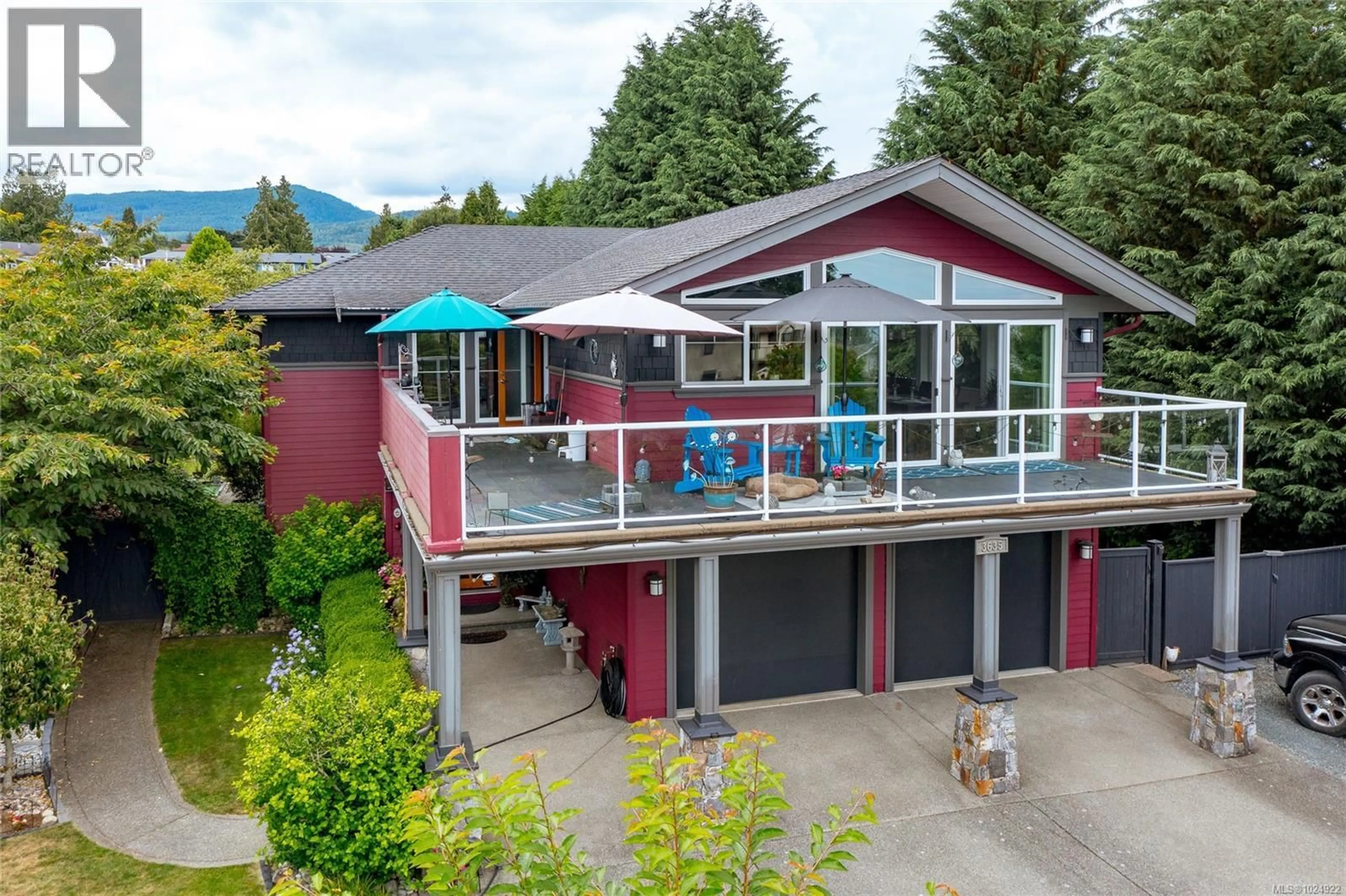 A pic from outside/outdoor area/front of a property/back of a property/a pic from drone, mountain view for 3635 SHANNON DRIVE, Ladysmith British Columbia V9G1Z9