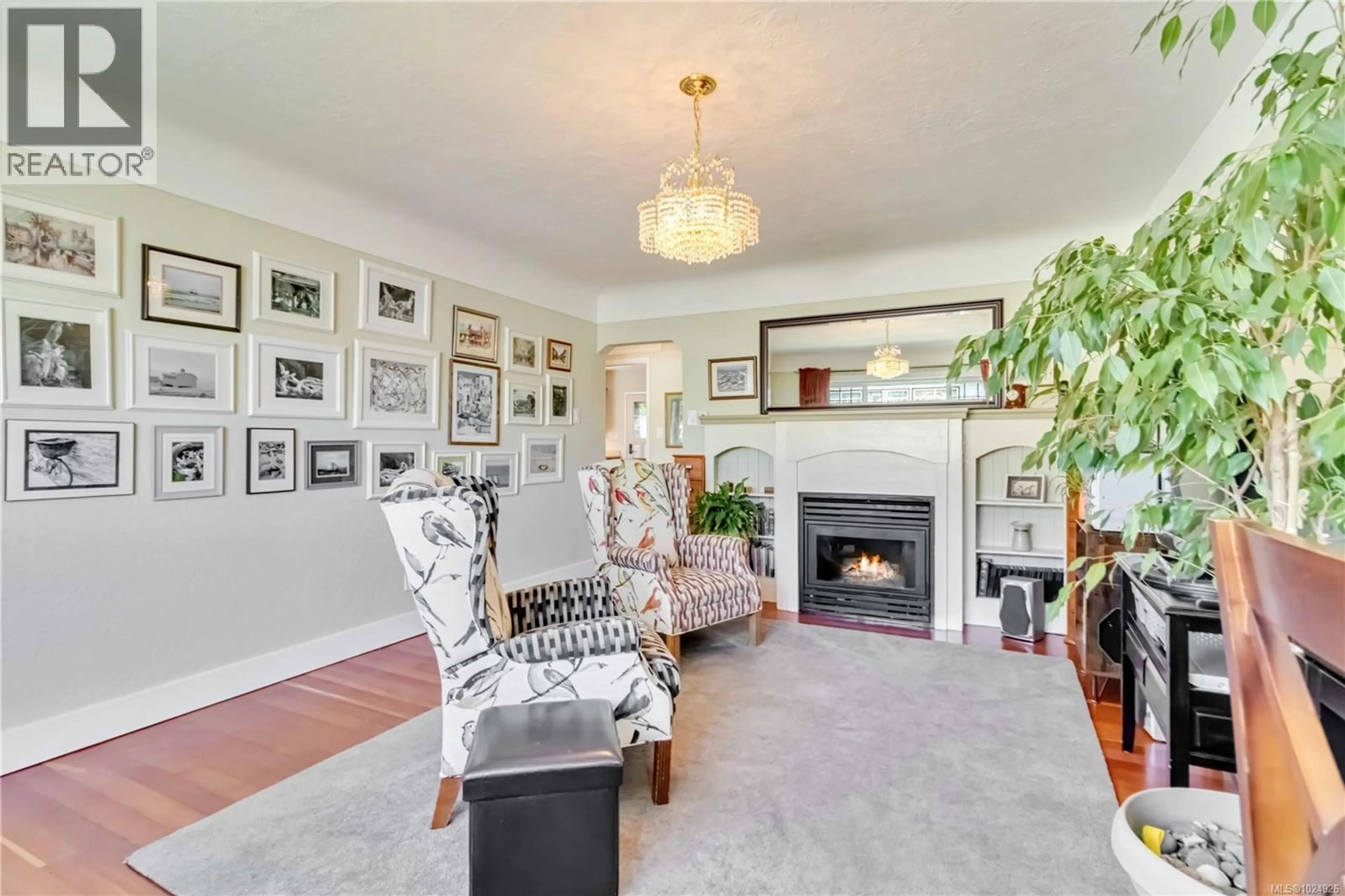 Living room with furniture, unknown for 1727 LILLIAN ROAD, Victoria British Columbia V8S1L1