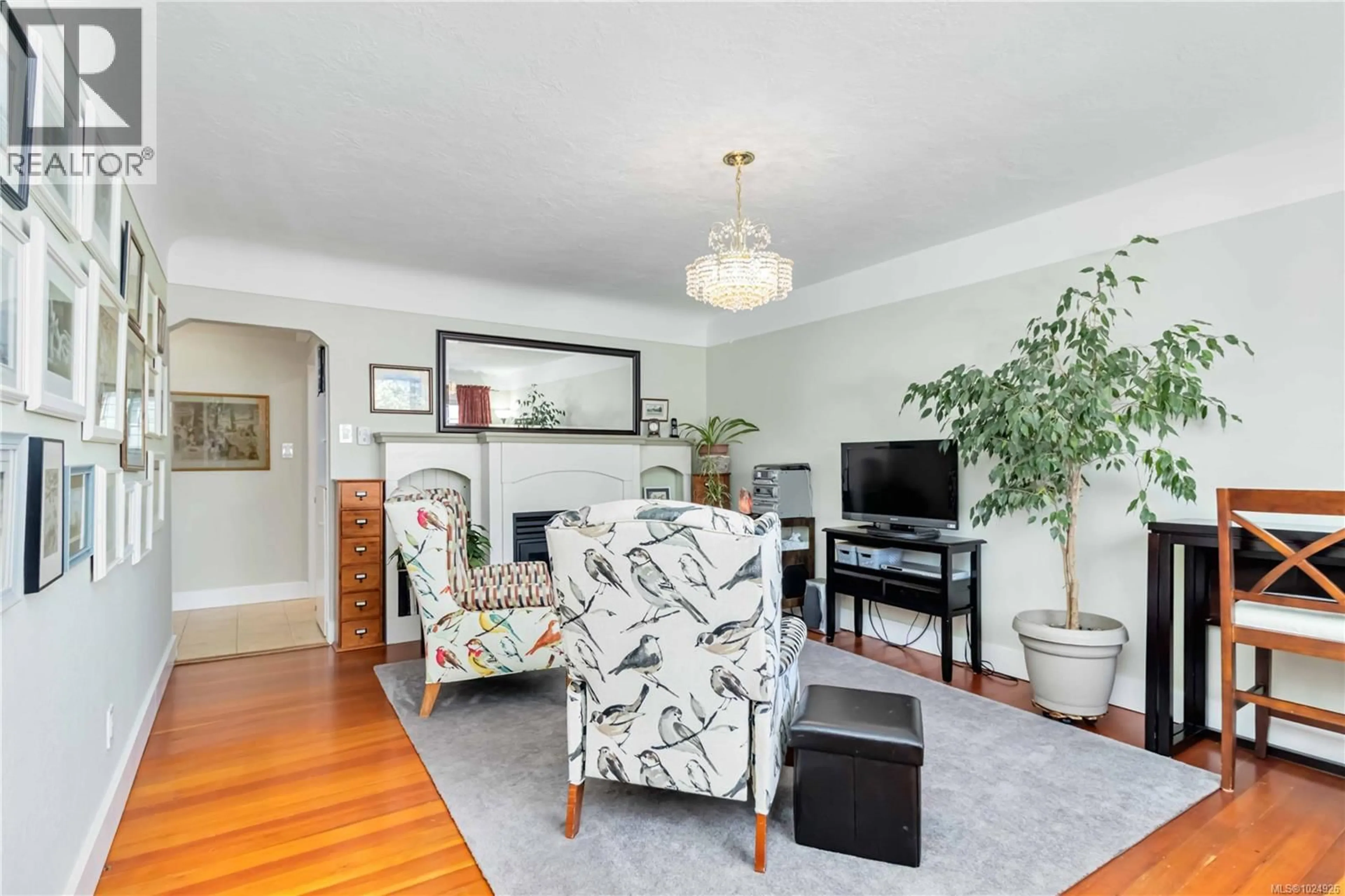 Living room with furniture, unknown for 1727 LILLIAN ROAD, Victoria British Columbia V8S1L1