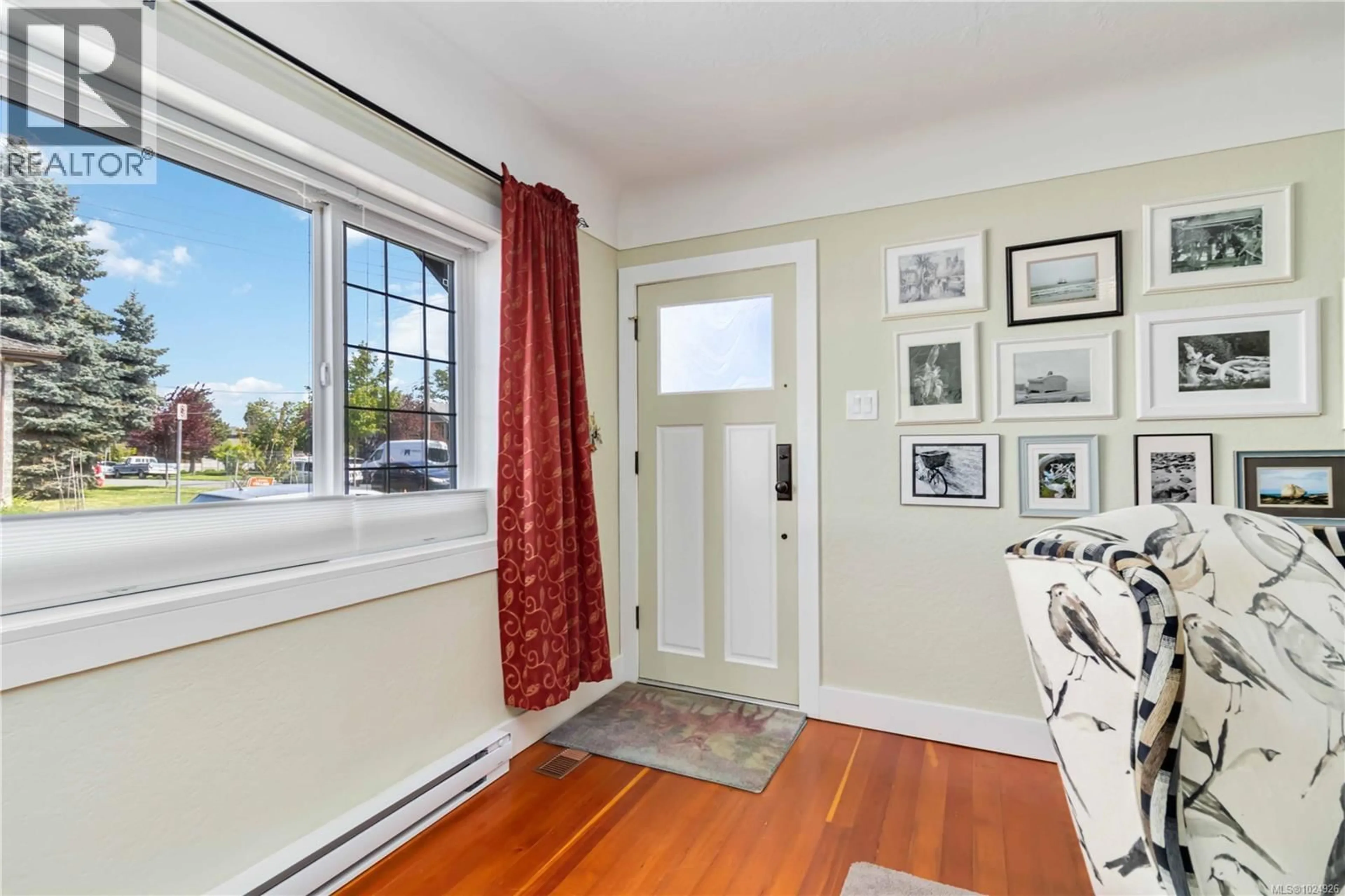 Indoor entryway for 1727 LILLIAN ROAD, Victoria British Columbia V8S1L1