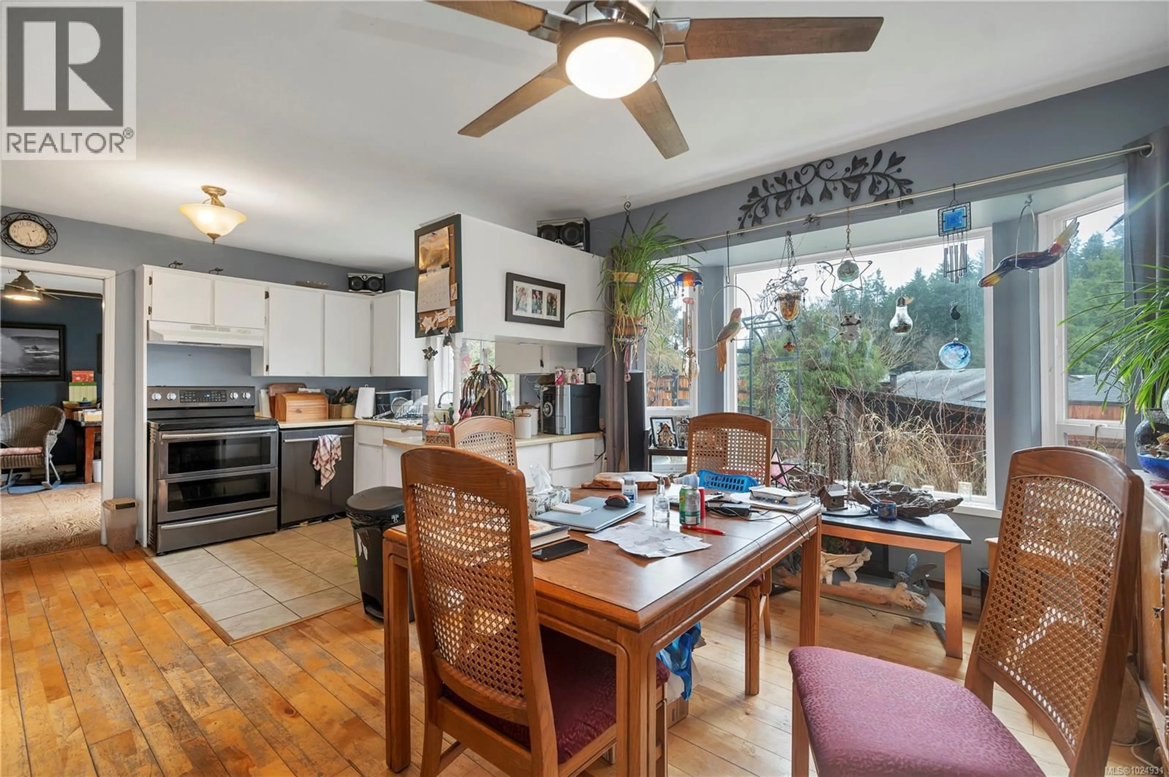 Open concept kitchen, wood/laminate floor for 881 CORTEZ ROAD, Campbell River British Columbia V9W6J9