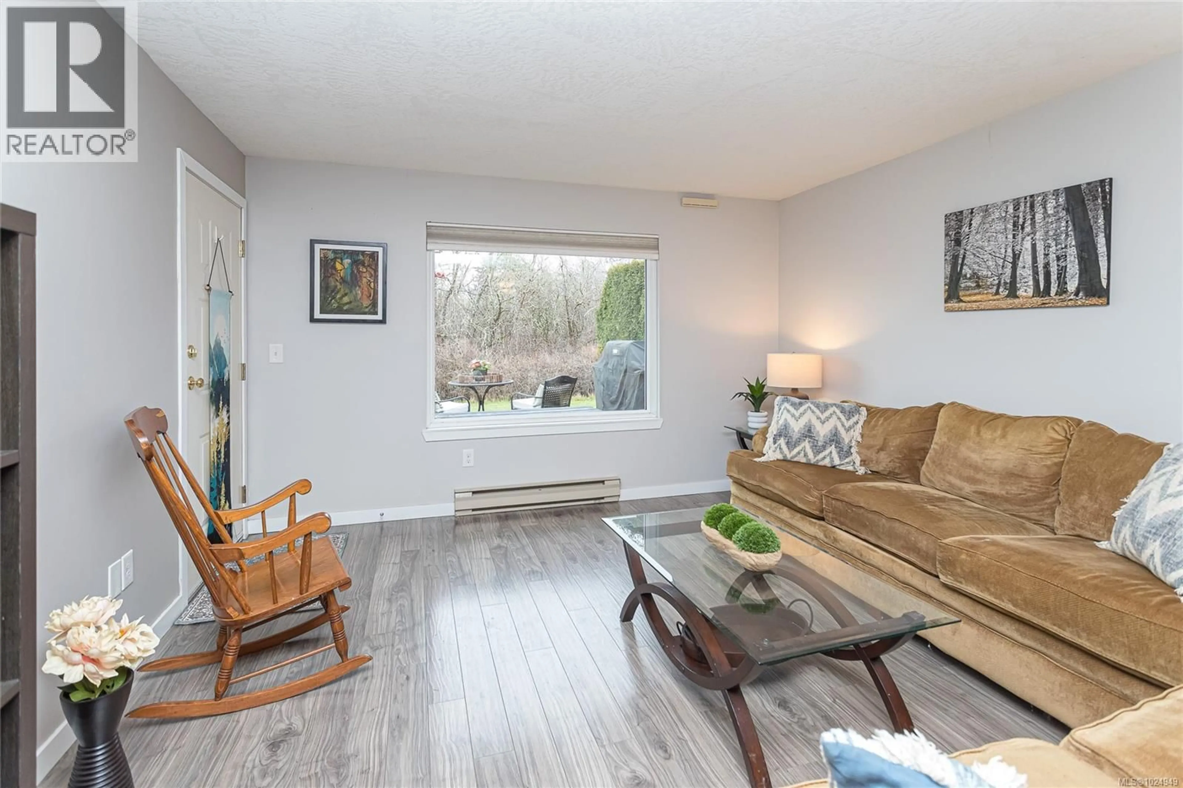 Living room with furniture, wood/laminate floor for 40 - 4125 INTERURBAN ROAD, Saanich British Columbia V8Z4W8