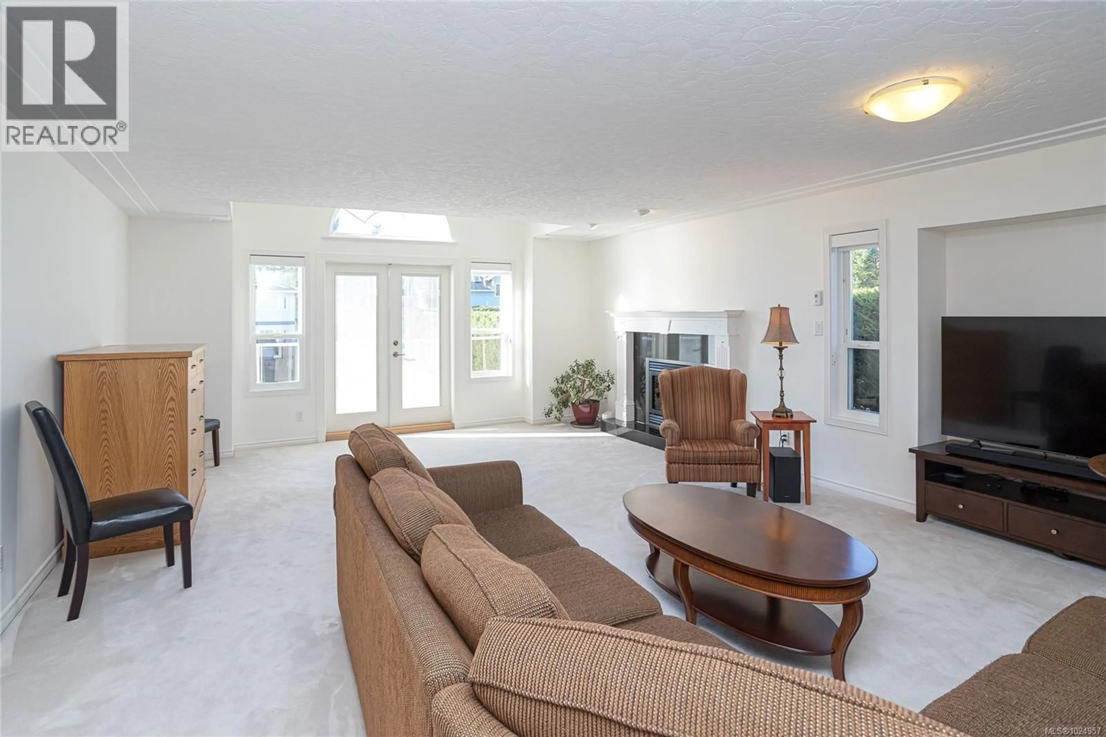 Living room with furniture, unknown for 521 PAMELA PLACE, Saanich British Columbia V8Z4H1