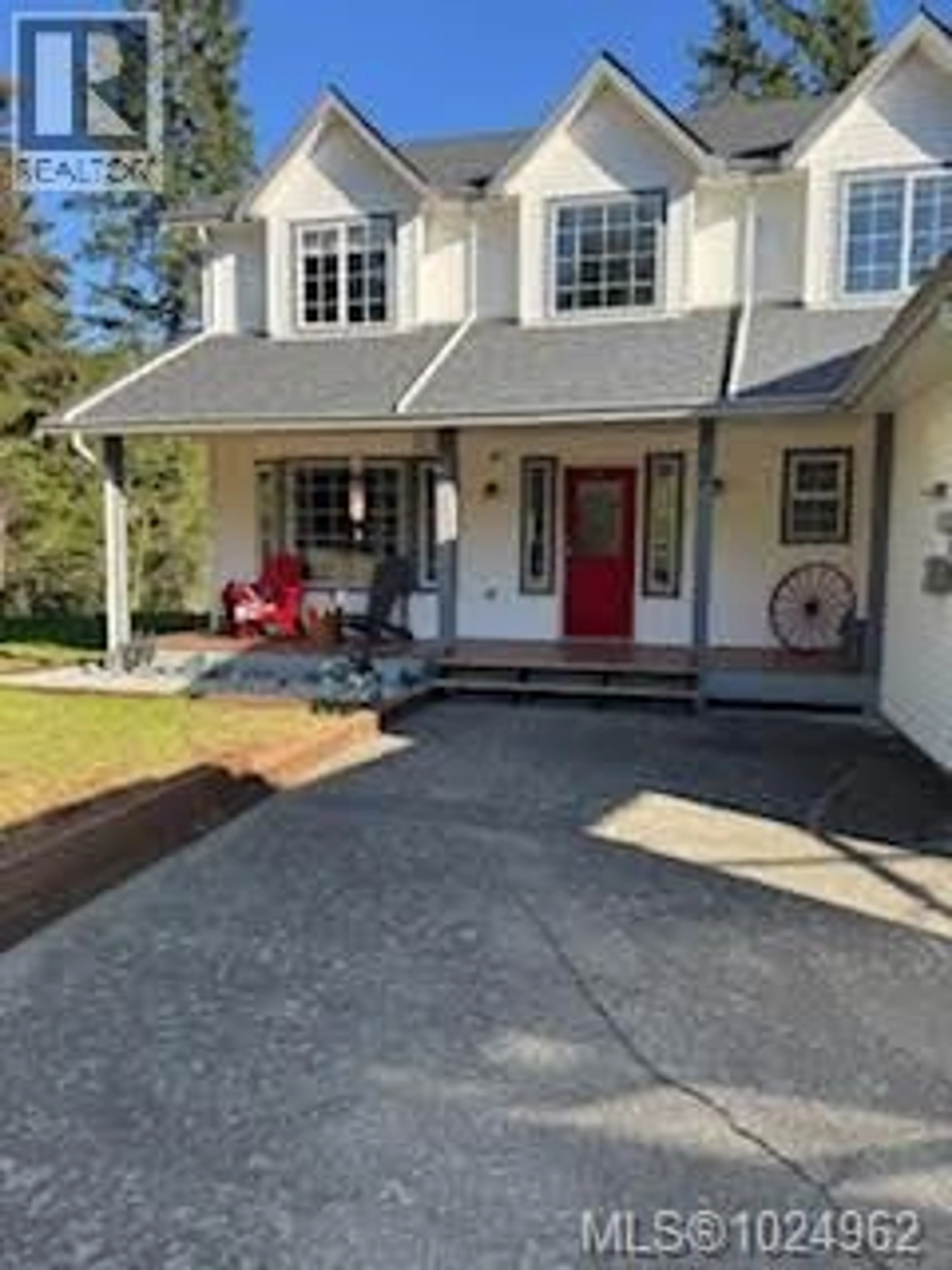 A pic from outside/outdoor area/front of a property/back of a property/a pic from drone, street for 517 BURMAN COURT, Gold River British Columbia V0P1G0
