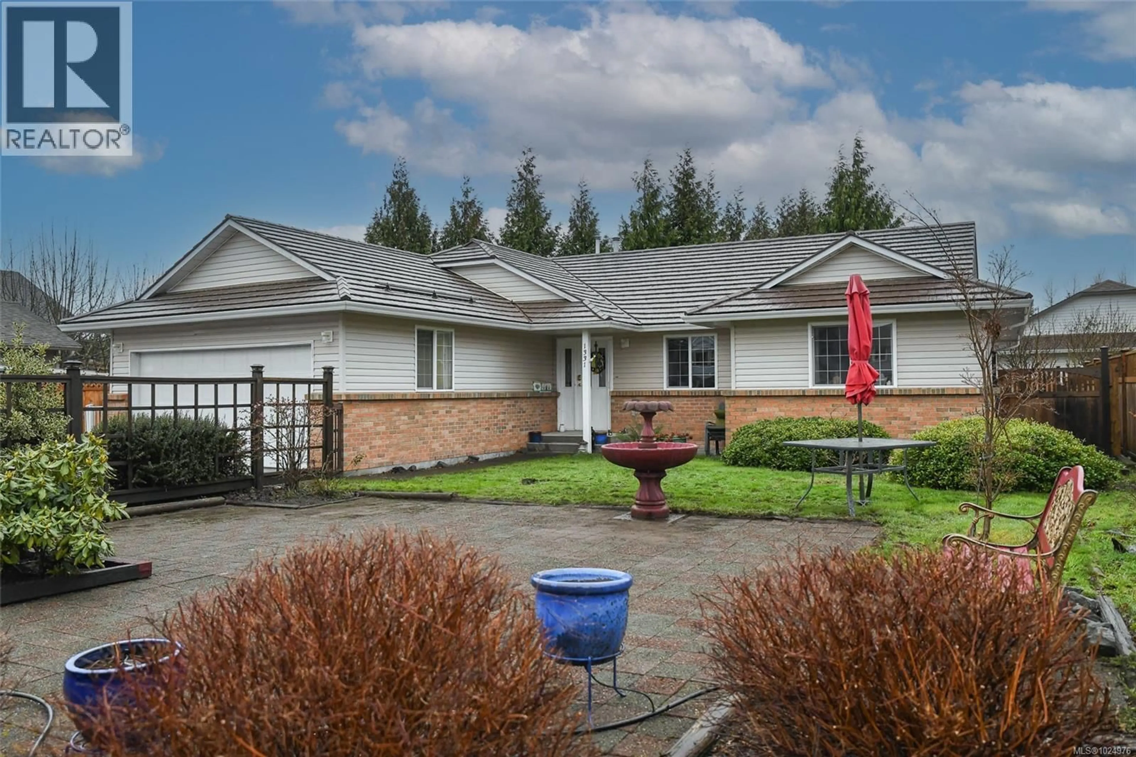 Home with vinyl exterior material, street for 1331 COAST VIEW DRIVE, Comox British Columbia V9M3S7