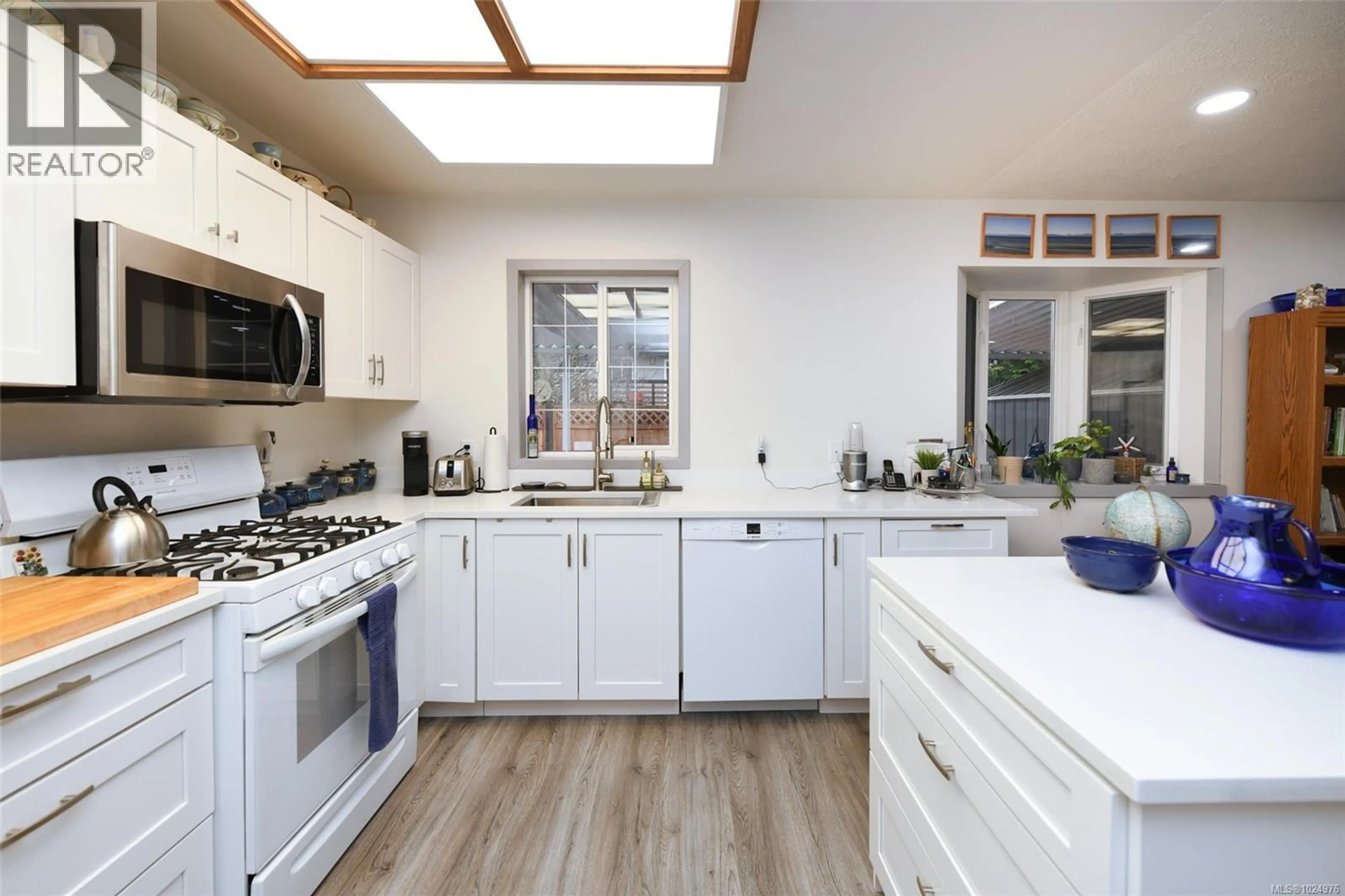 Open concept kitchen, ceramic/tile floor for 1331 COAST VIEW DRIVE, Comox British Columbia V9M3S7