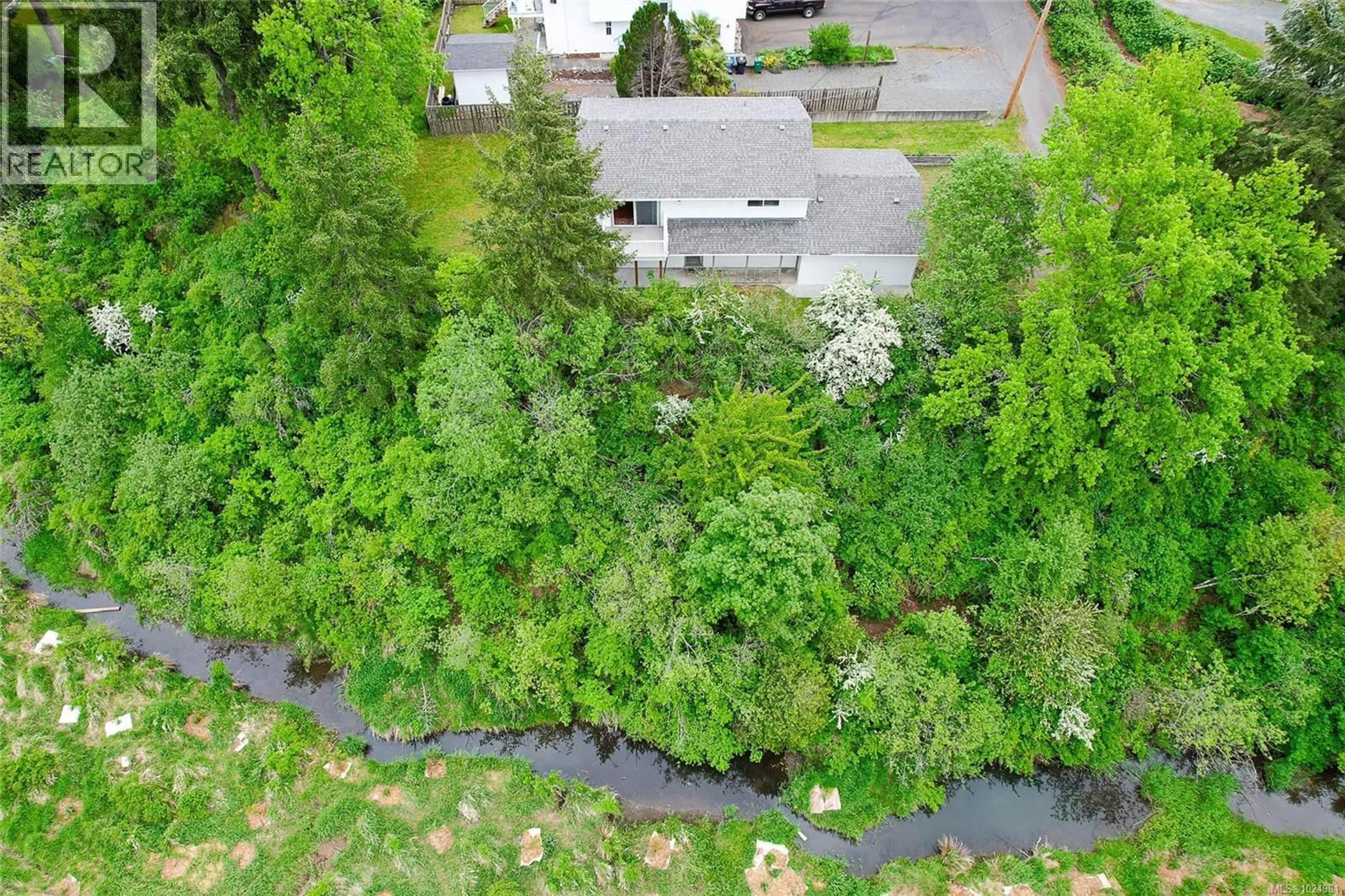 A pic from outside/outdoor area/front of a property/back of a property/a pic from drone, forest/trees view for 58 DUKE STREET, Nanaimo British Columbia V9R5M8