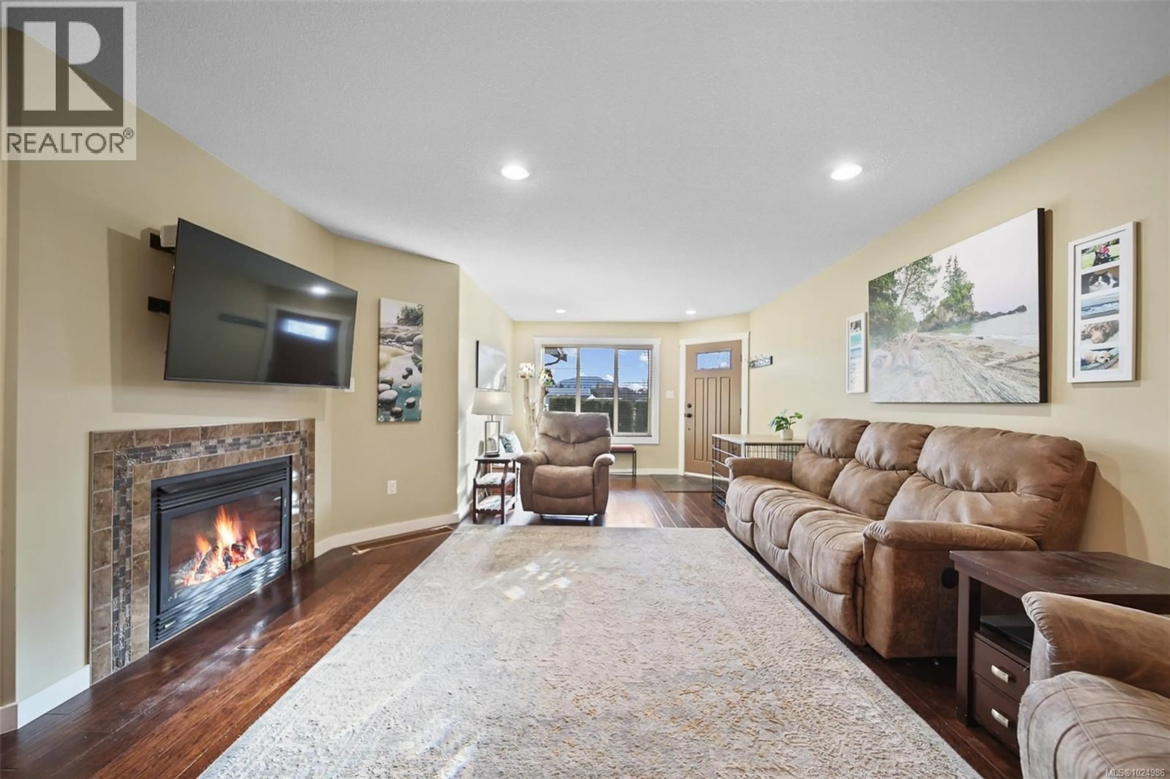 Living room with furniture, unknown for 1 - 3969 COMPTON ROAD, Port Alberni British Columbia V9Y6B4