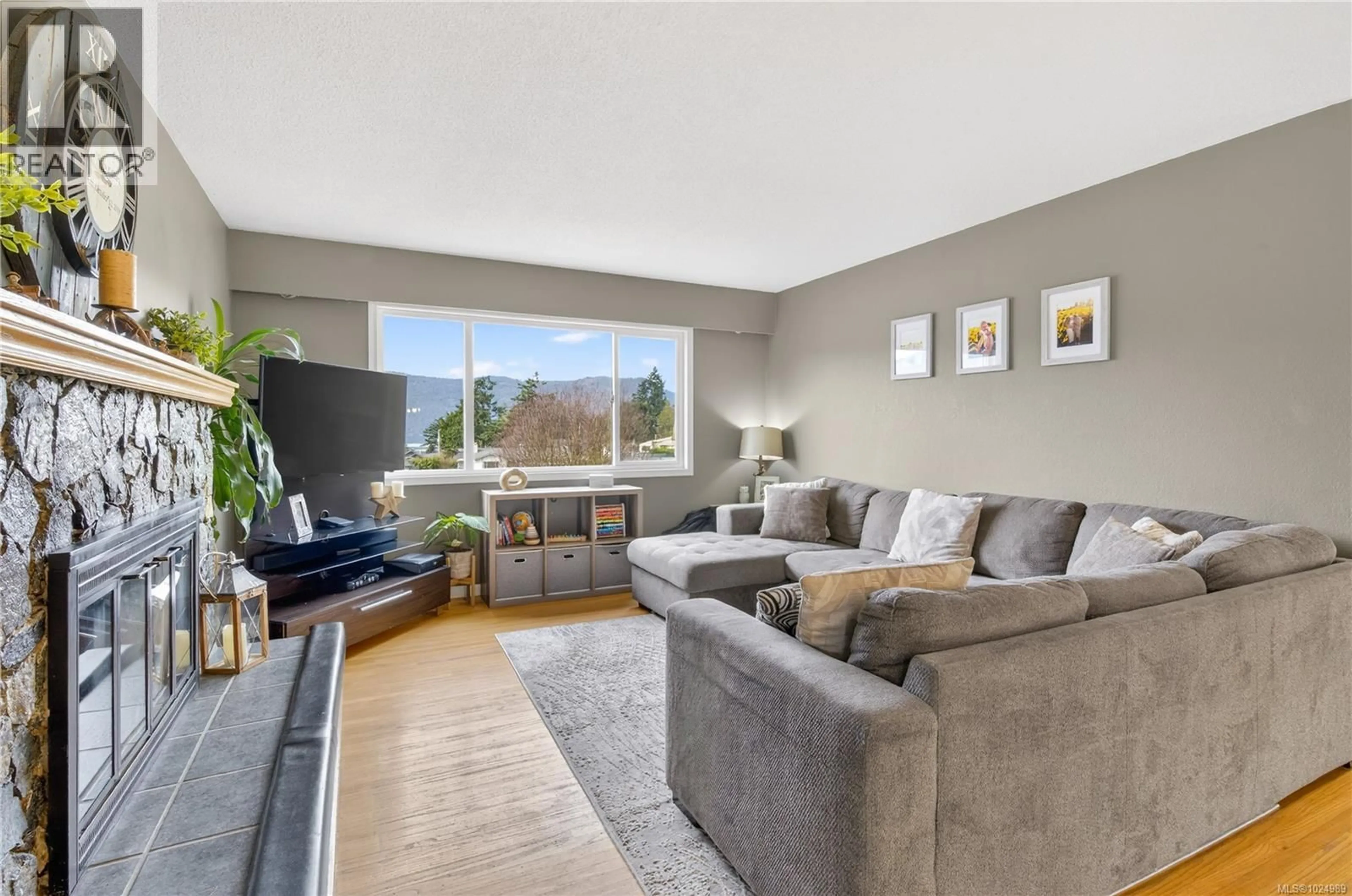 Living room with furniture, unknown for 7257 KRISTIN PLACE, Central Saanich British Columbia V8M1J4