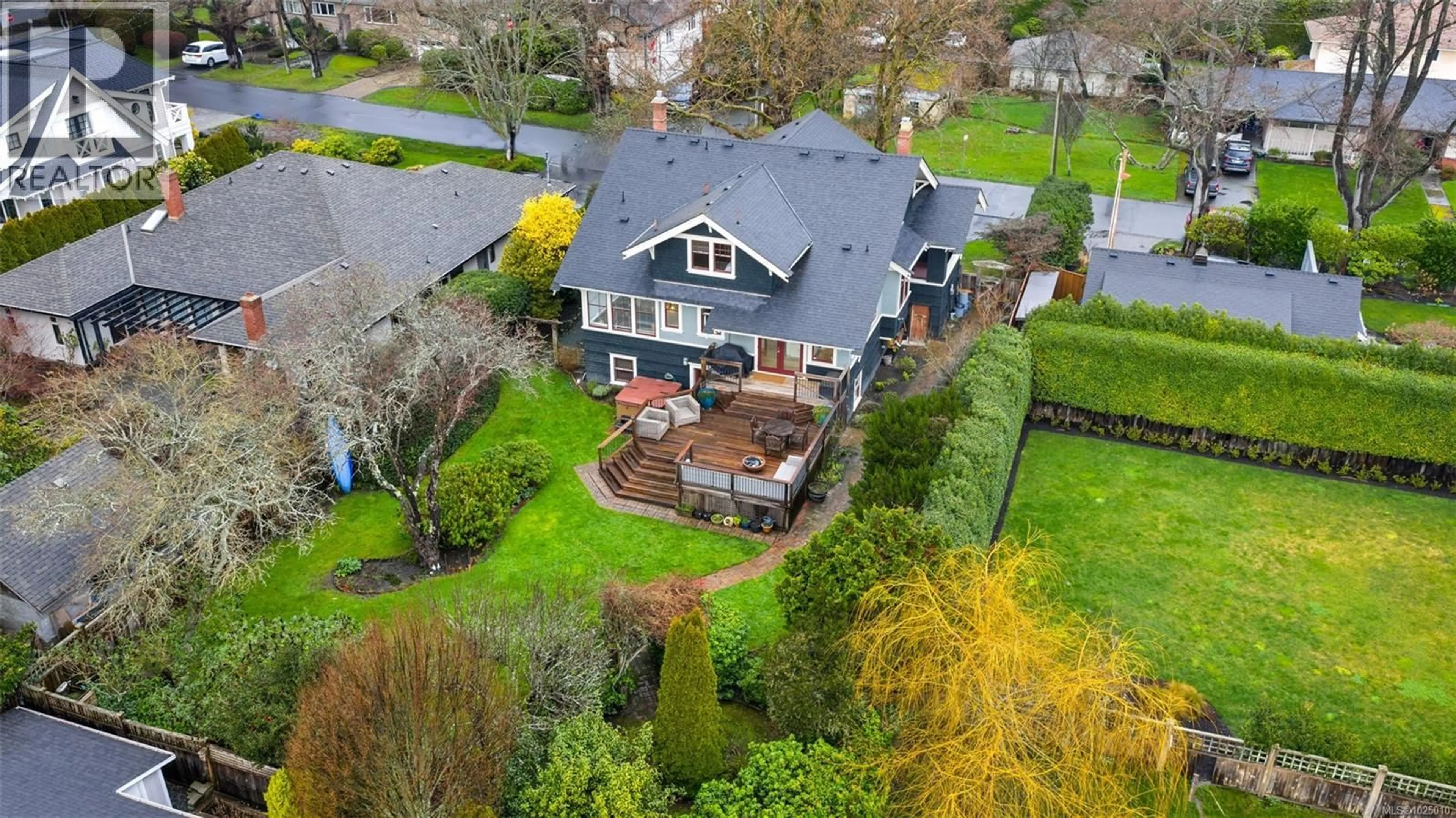 A pic from outside/outdoor area/front of a property/back of a property/a pic from drone, street for 2753 CAVENDISH AVENUE, Oak Bay British Columbia V8R2G7